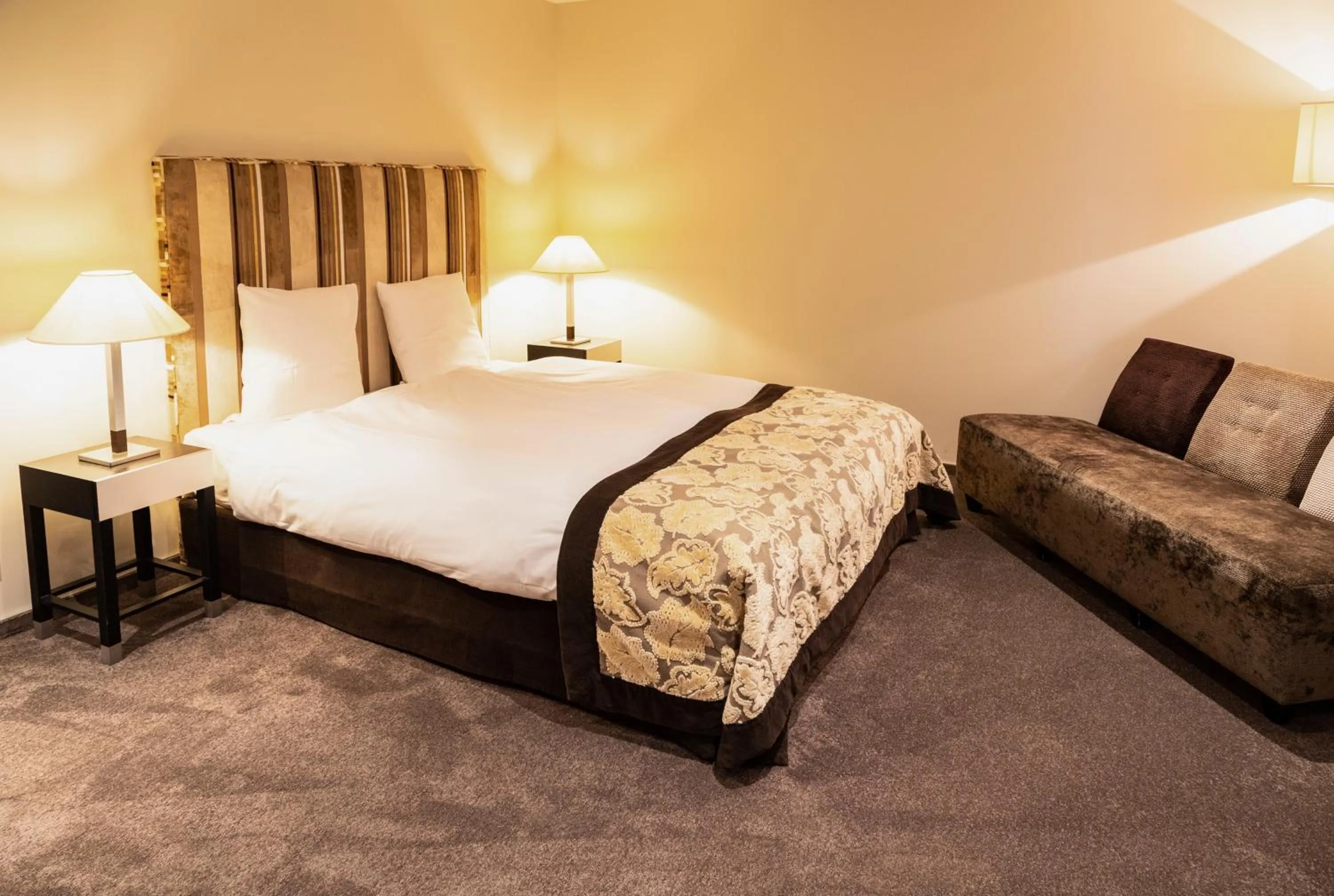 Shower, Bed in 6717 Nature Hôtel & Spa Le Clos des Délices