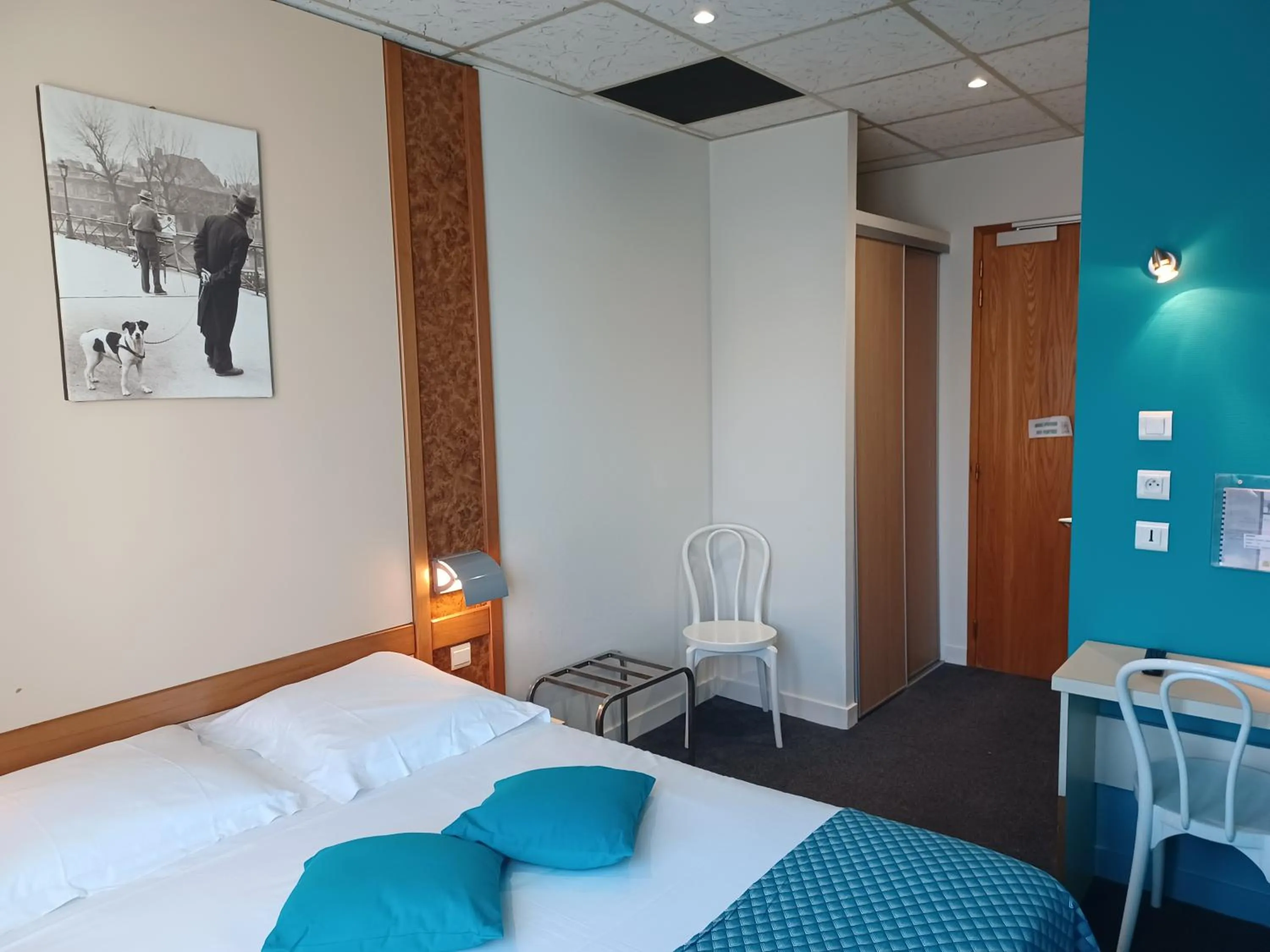 Photo of the whole room, Bed in Logis Hôtel Restaurant Bellevue Annecy