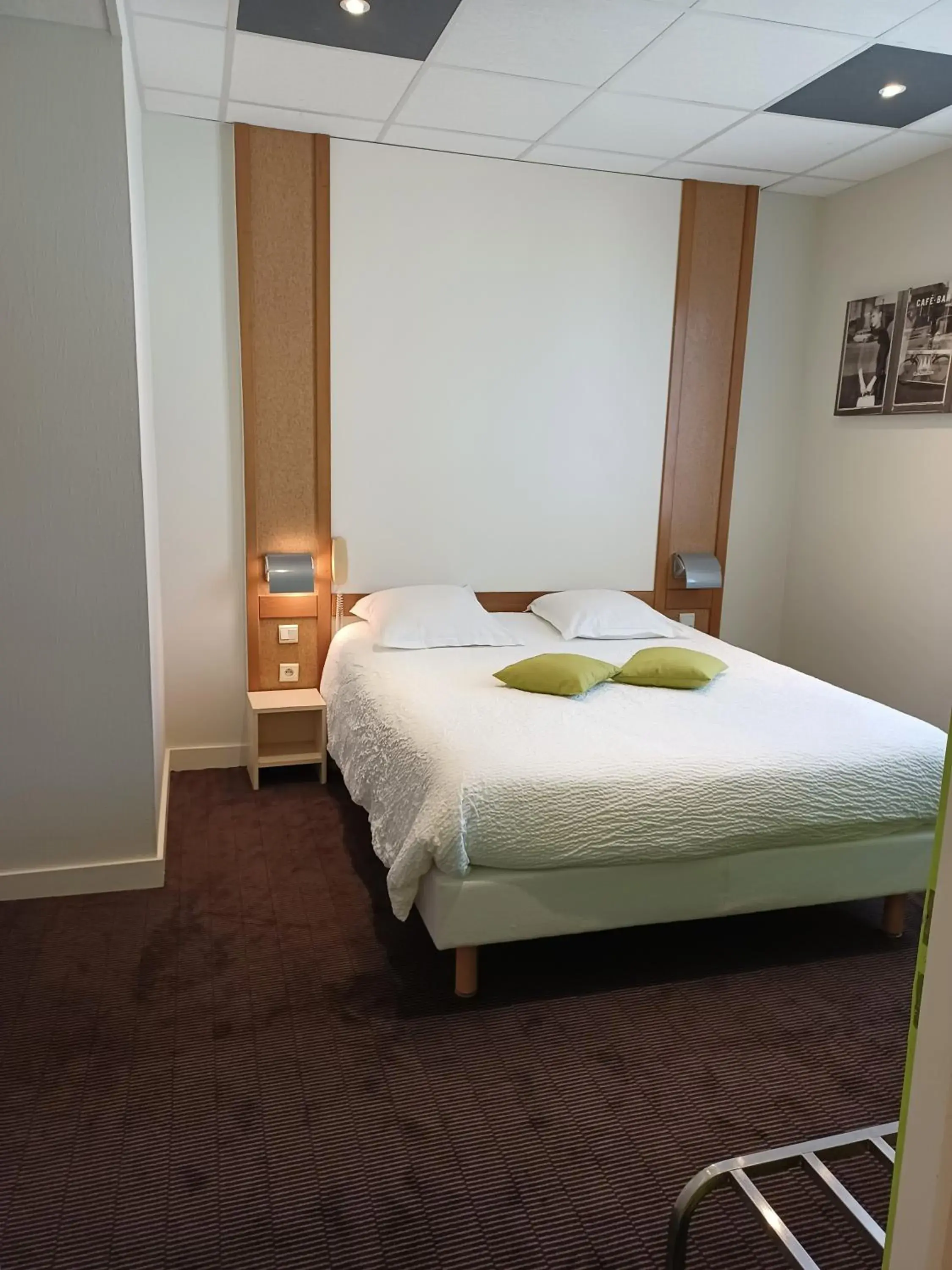 Bedroom, Bed in Logis Hôtel Restaurant Bellevue Annecy Bedroom, Bed in Logis Hôtel Restaurant Bellevue Annecy