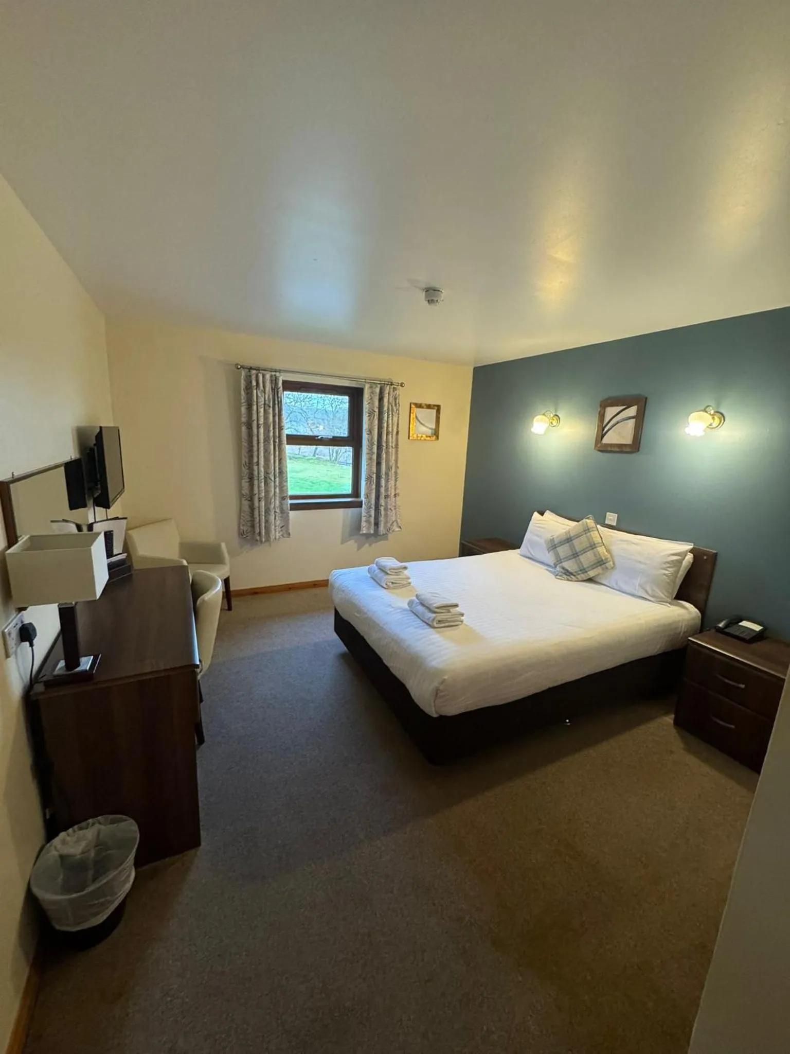 Photo of the whole room, Bed in Rob Roy Hotel