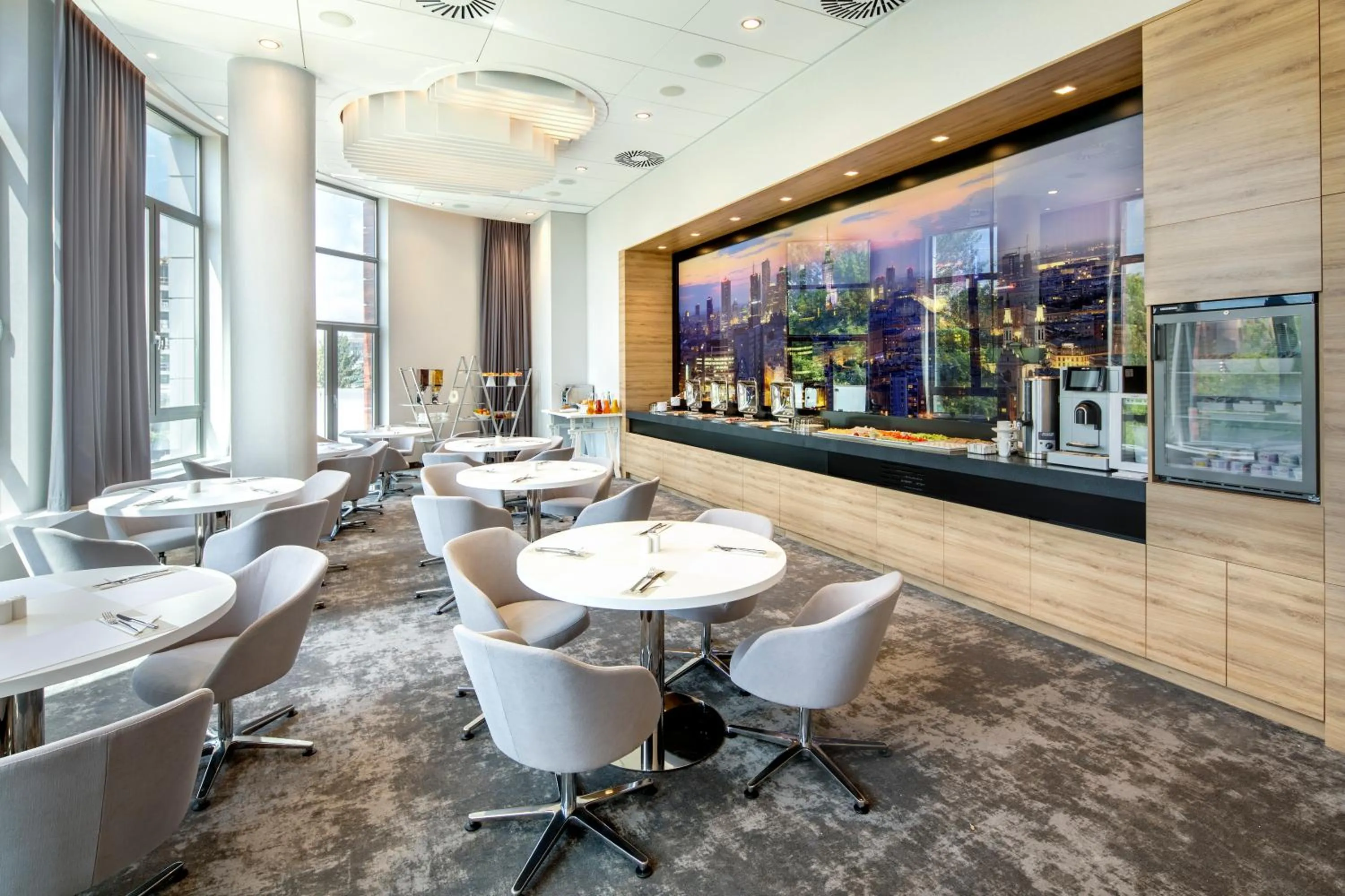 Restaurant/places to eat in Golden Tulip Warsaw Airport