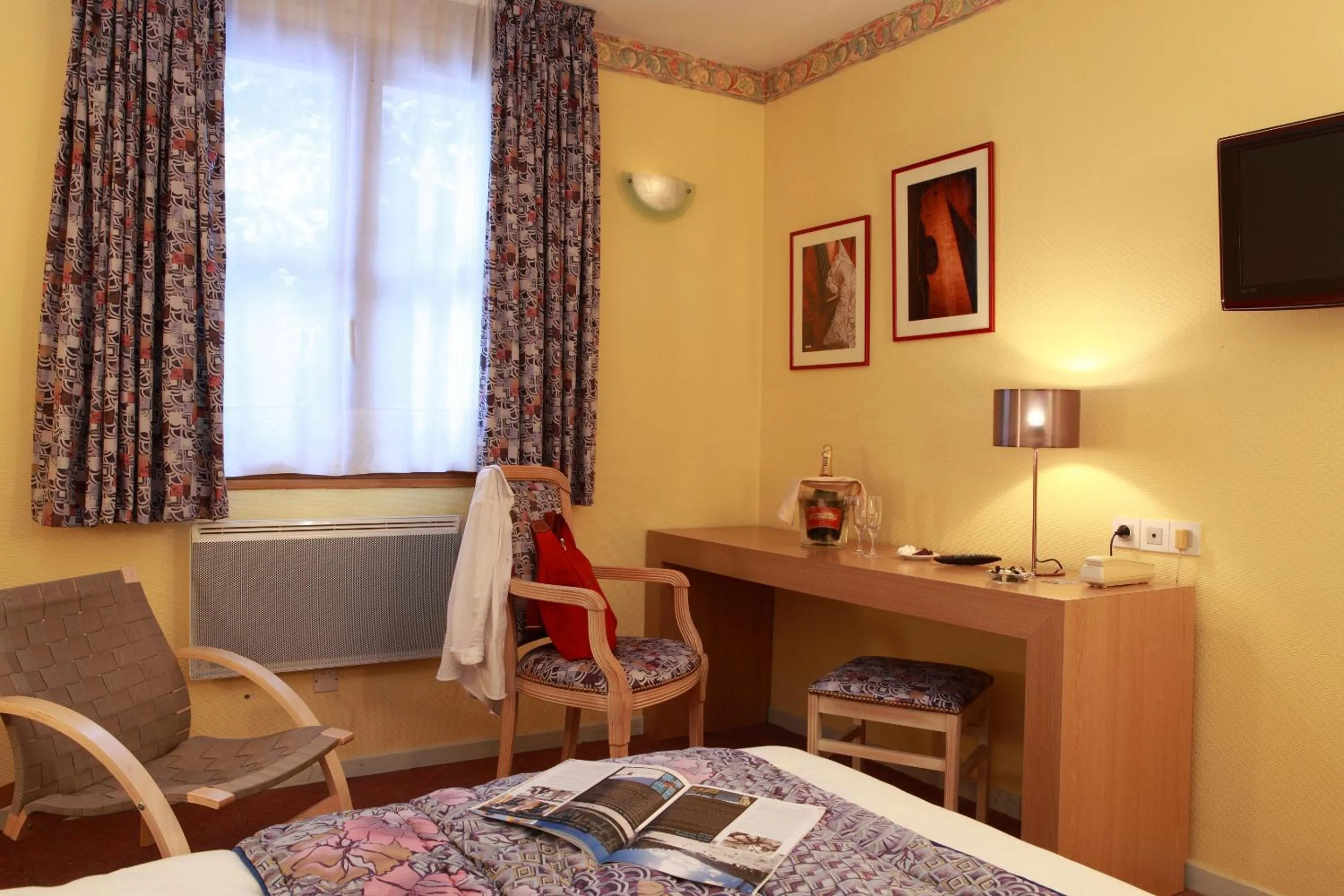 Seating area, Bed in Logis Le Luth