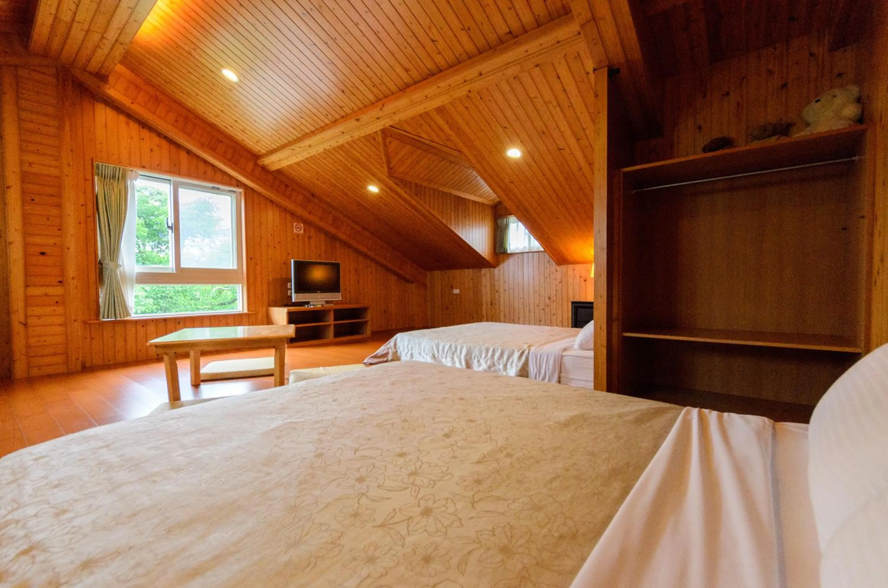 Photo of the whole room, Bed in Yosemite Homestay
