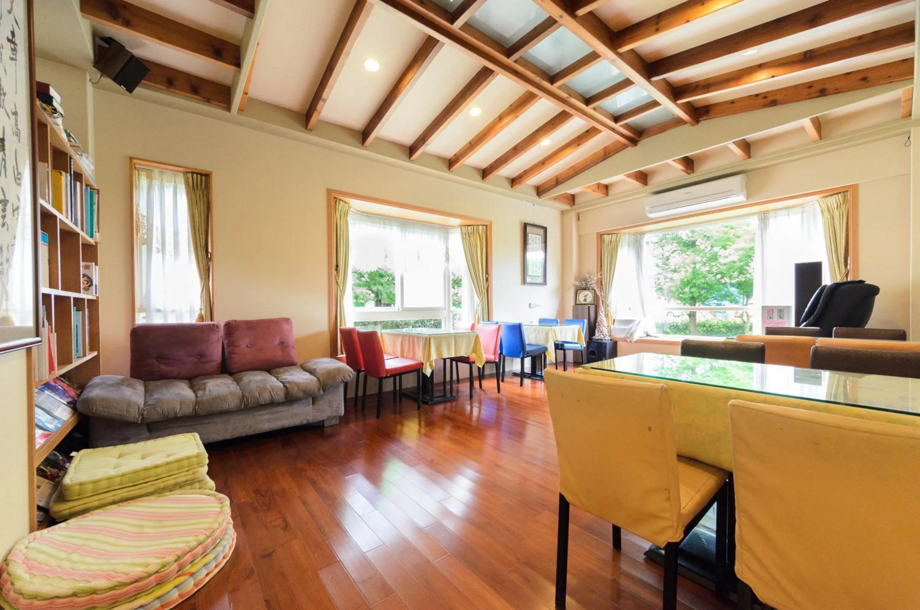 Living room in Yosemite Homestay