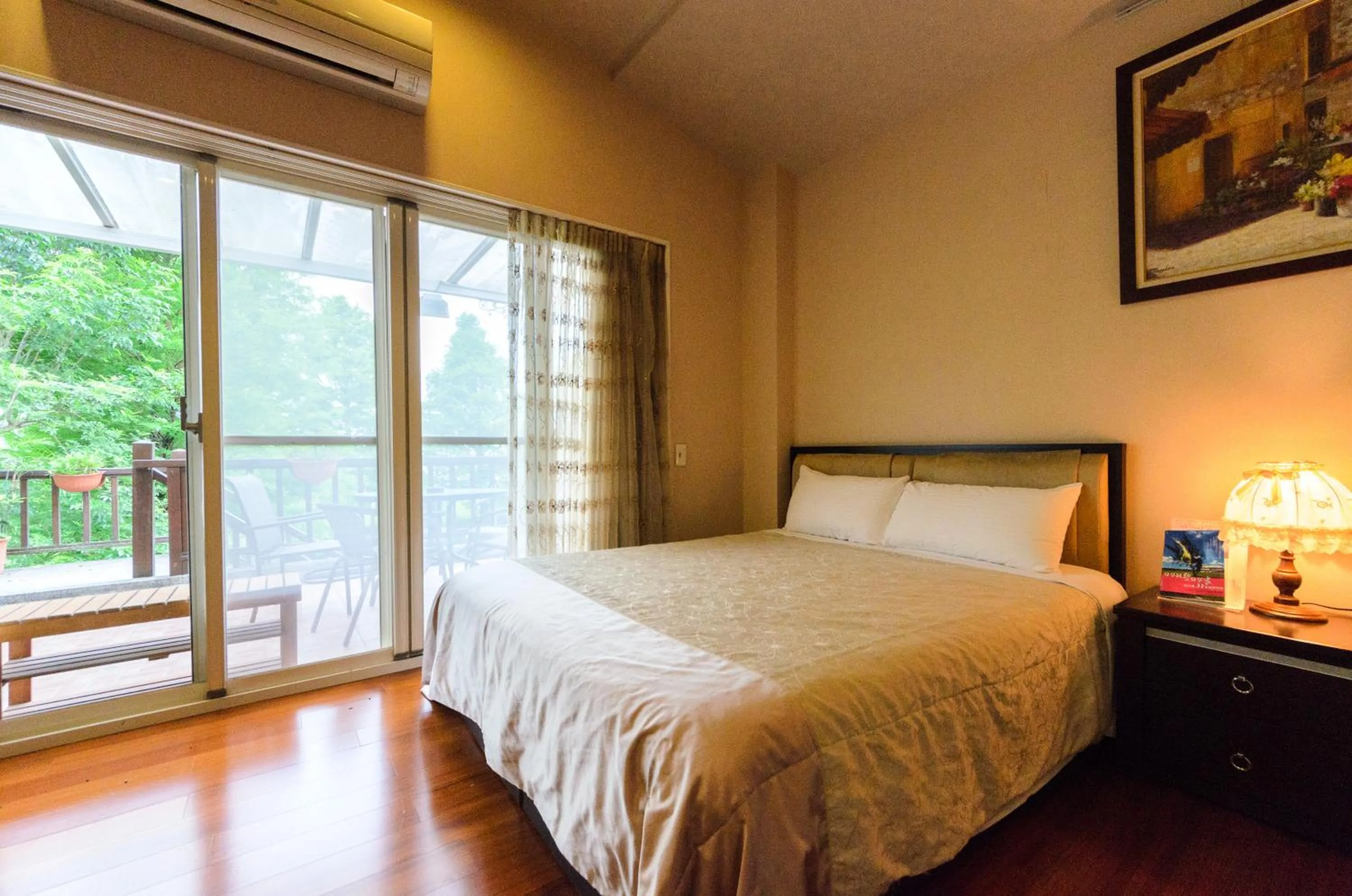 Photo of the whole room, Bed in Yosemite Homestay