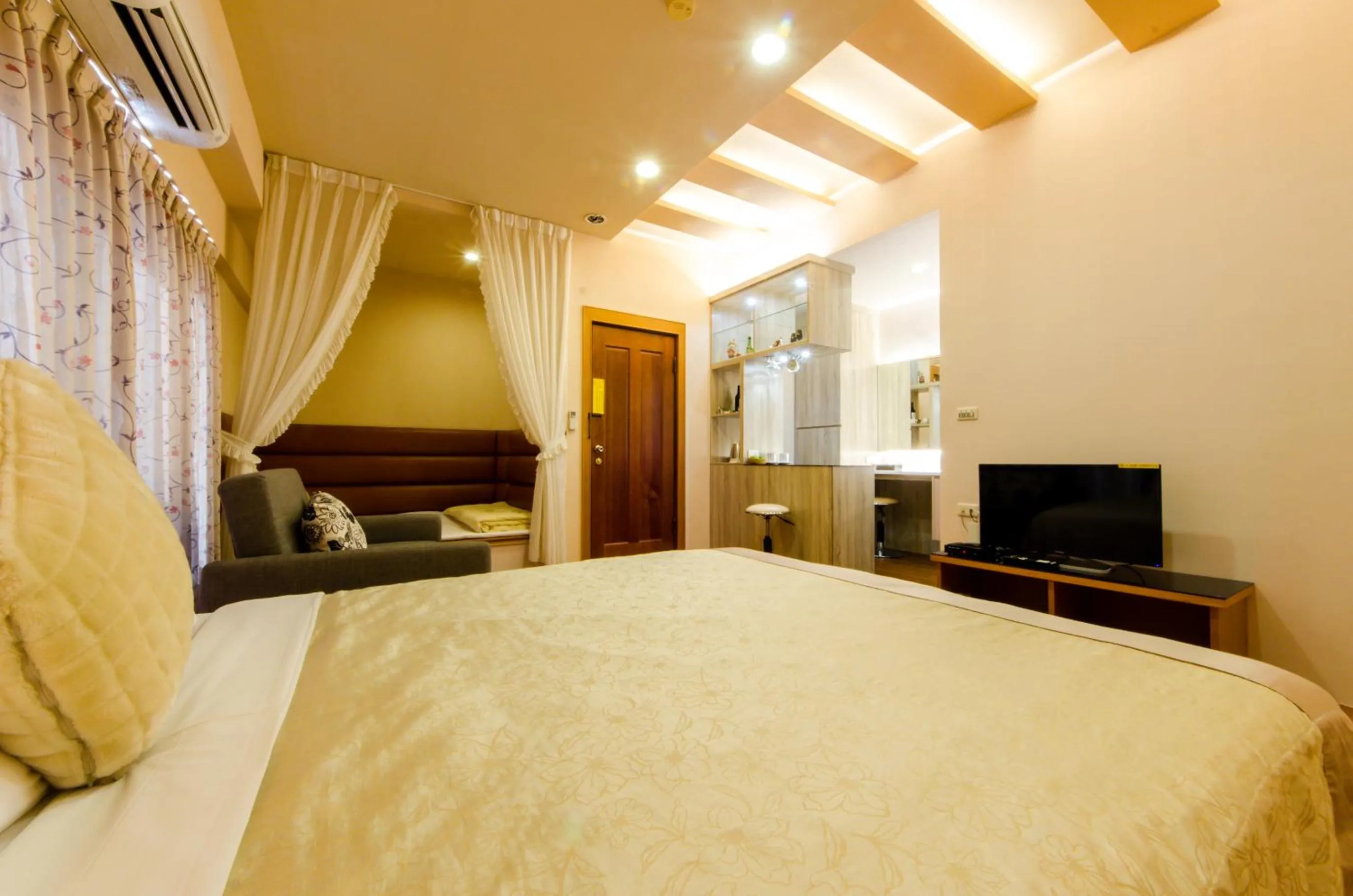 Photo of the whole room, Bed in Yosemite Homestay