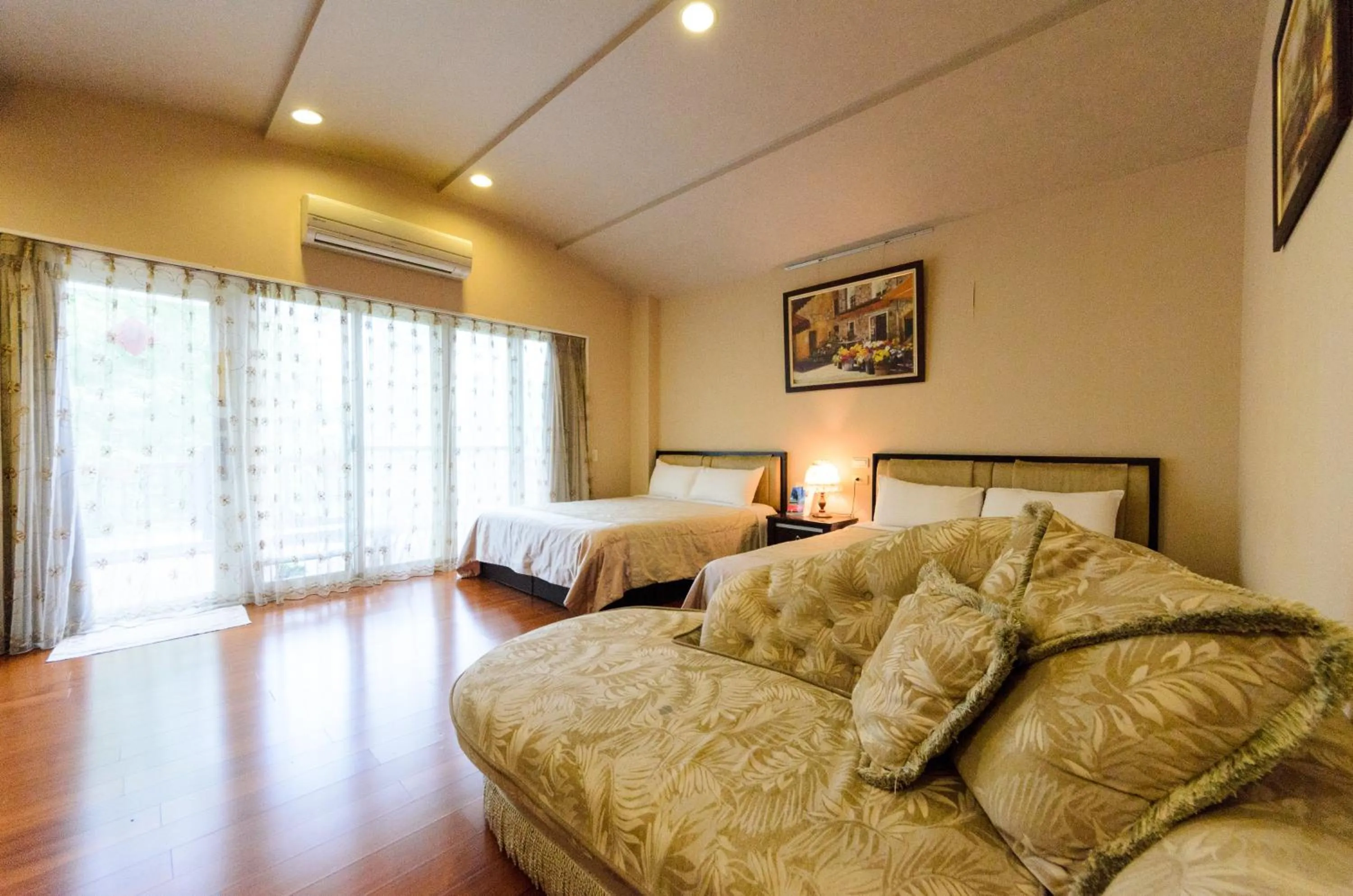 Photo of the whole room, Bed in Yosemite Homestay