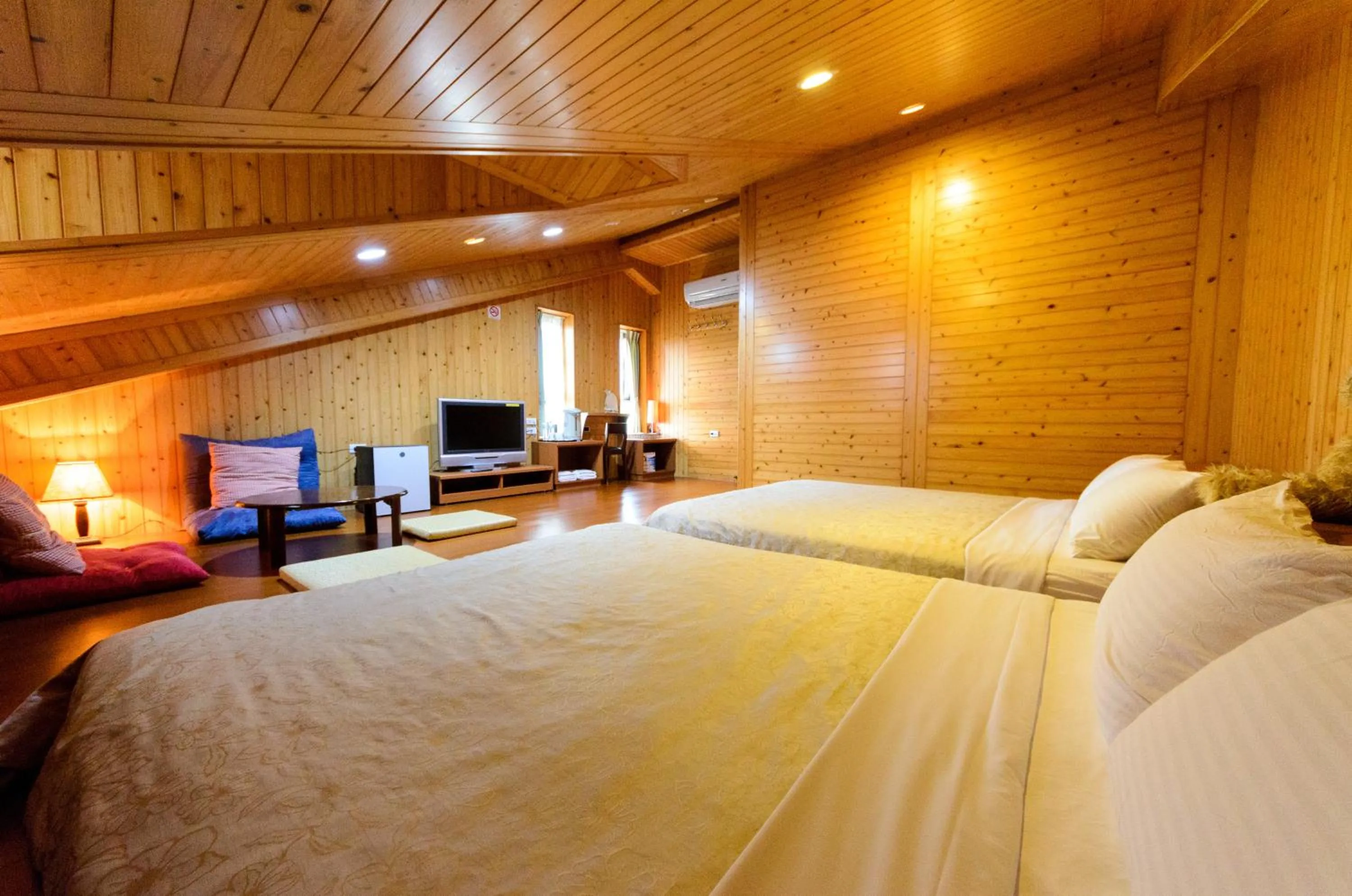 Photo of the whole room, Bed in Yosemite Homestay