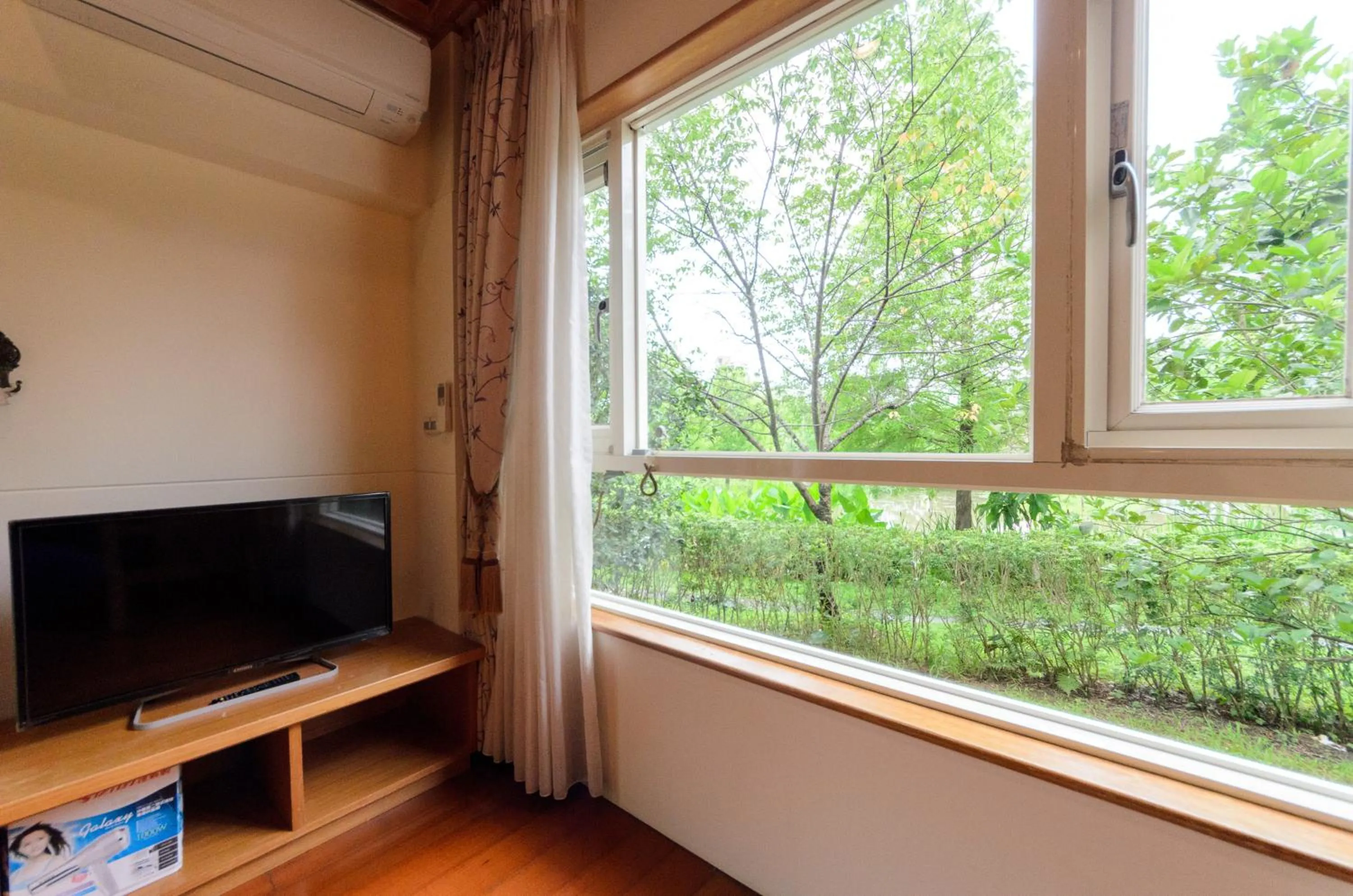 Garden view in Yosemite Homestay