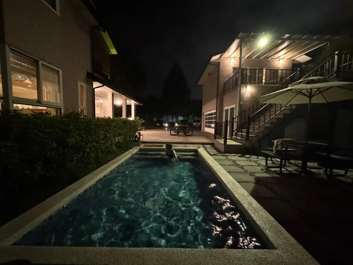 Swimming pool in Yosemite Homestay