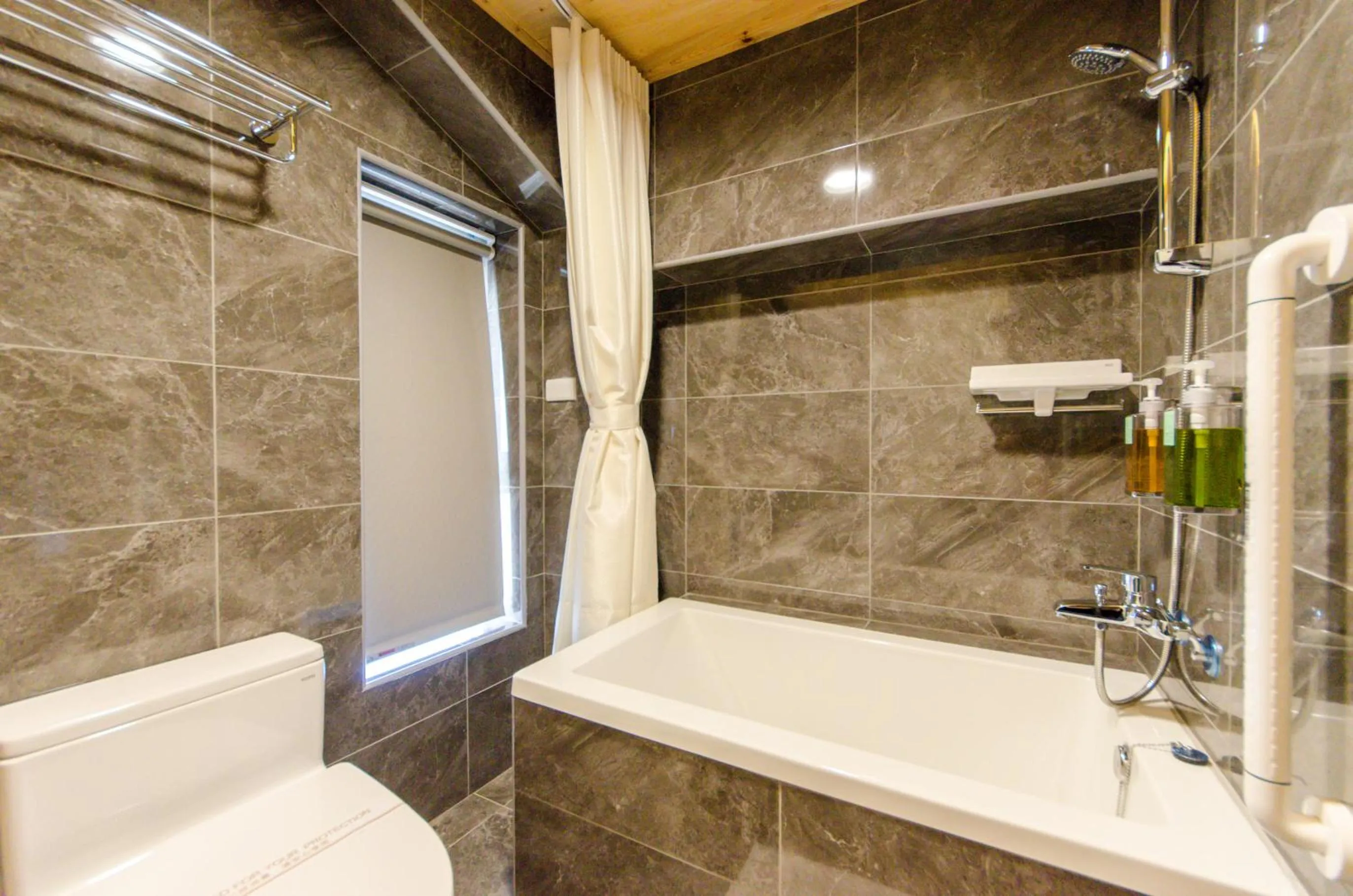 Bath in Yosemite Homestay