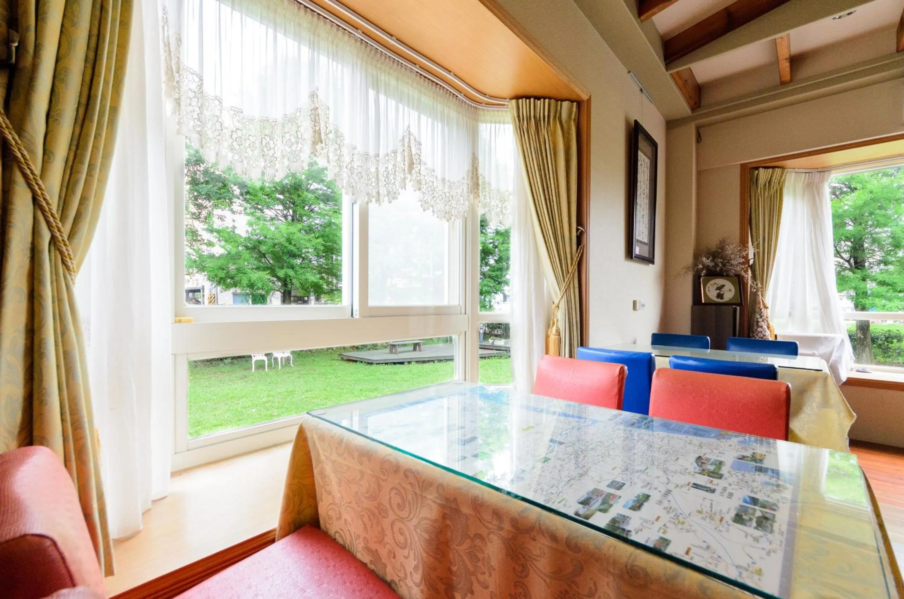 Dining area in Yosemite Homestay