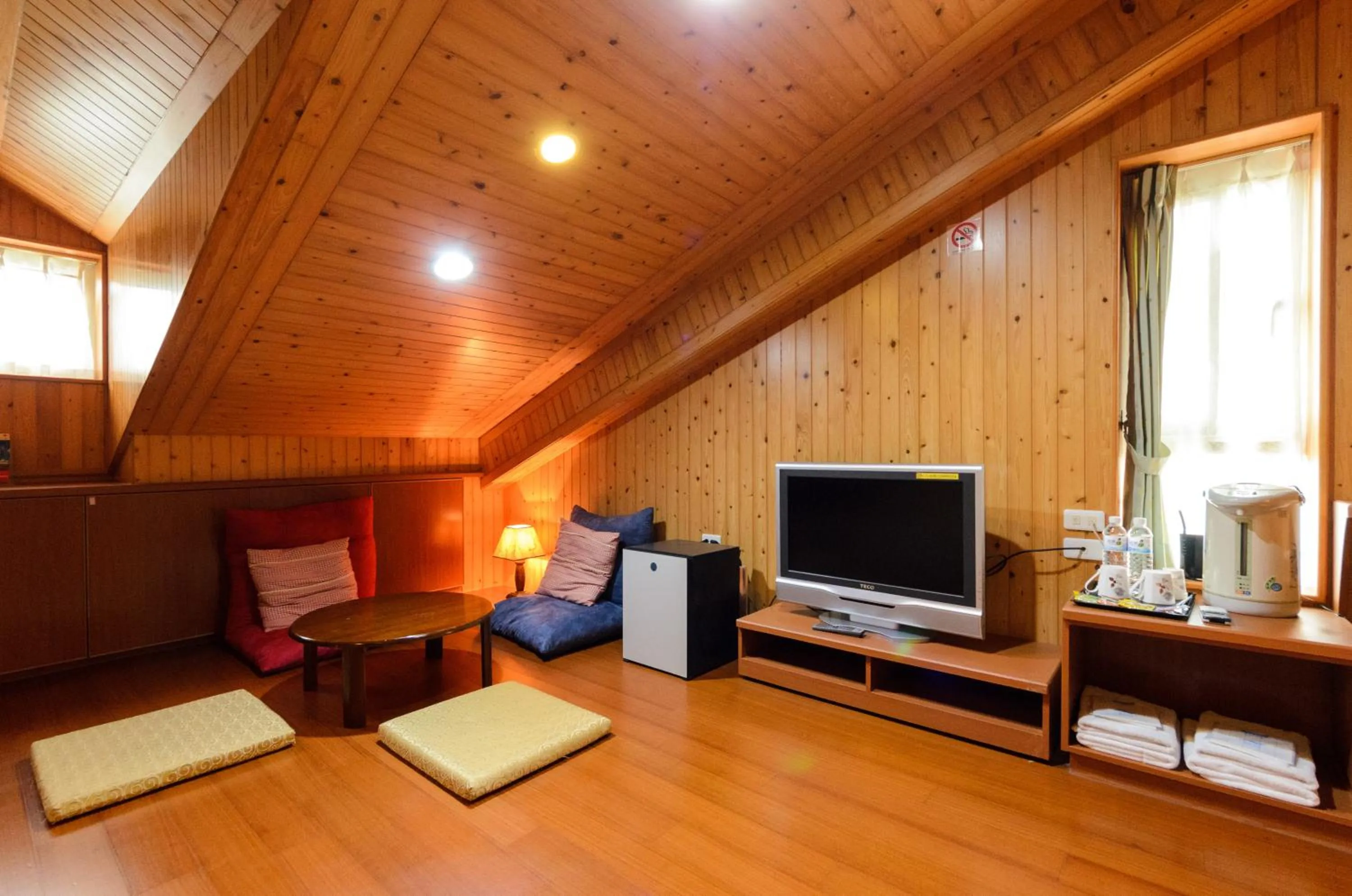 Seating area in Yosemite Homestay