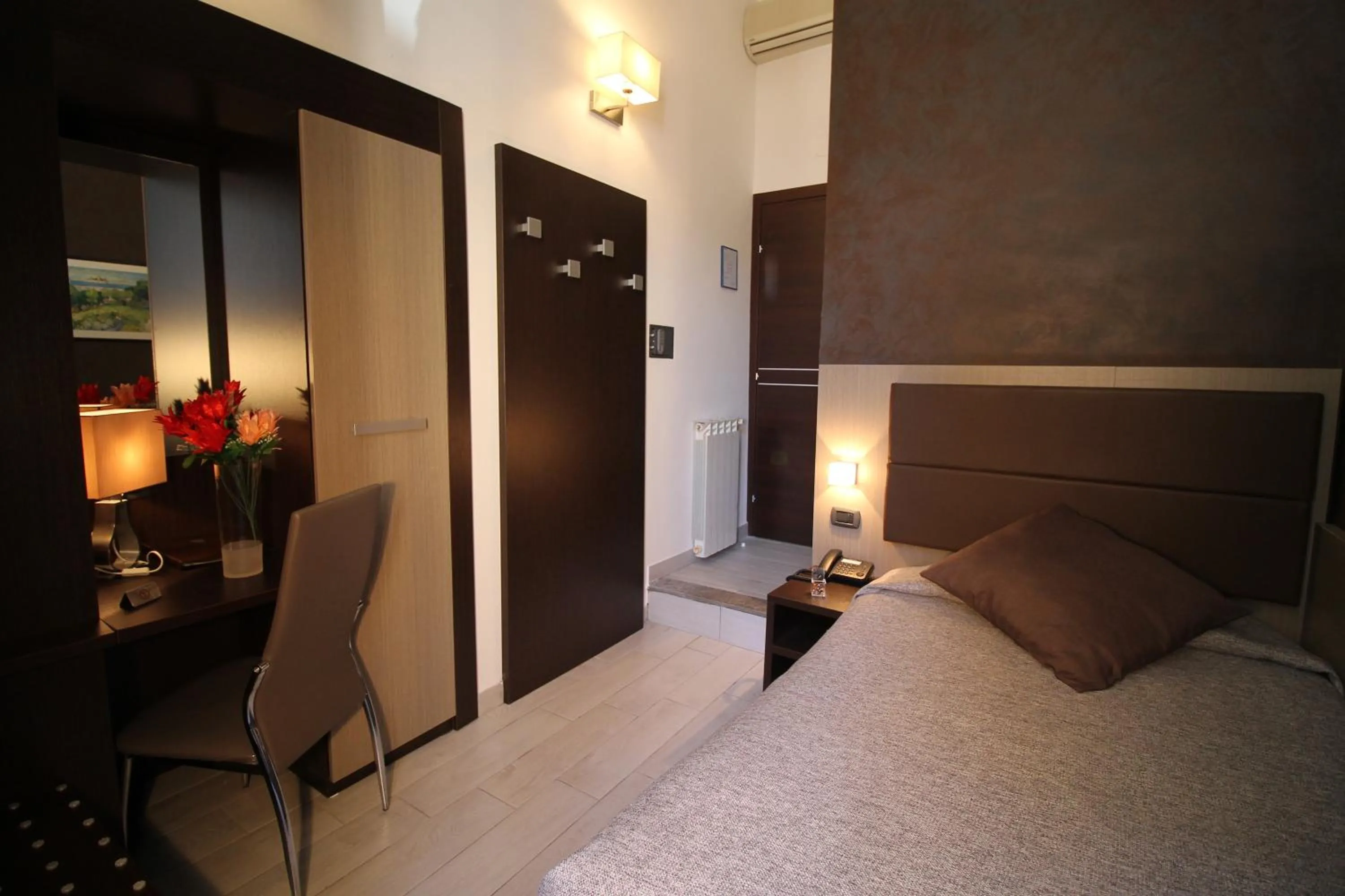 Single Room in Hotel Charter