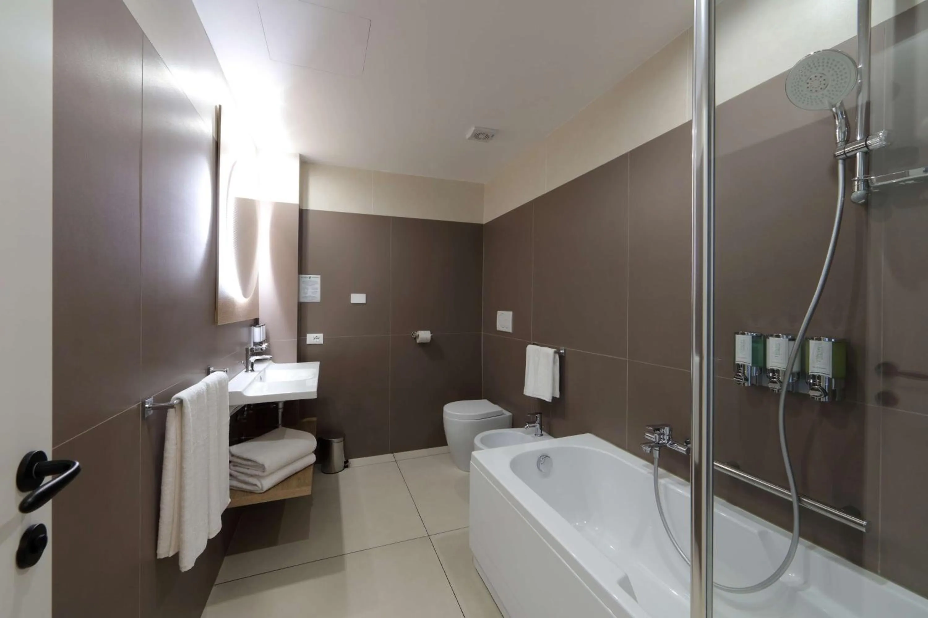 Bathroom in Hampton by Hilton Rome North Fiano Romano