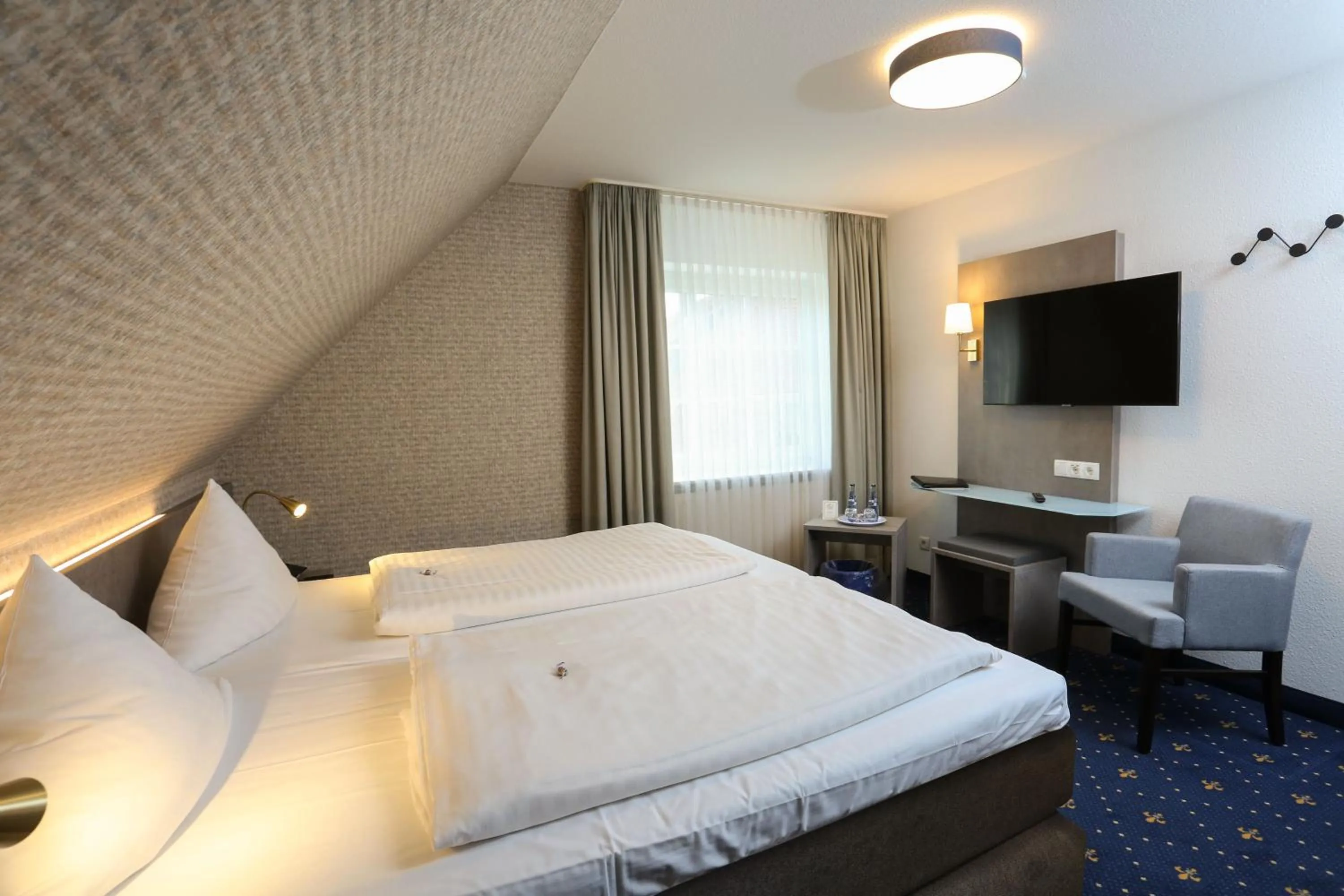 Bed in Hotel Zur Linde