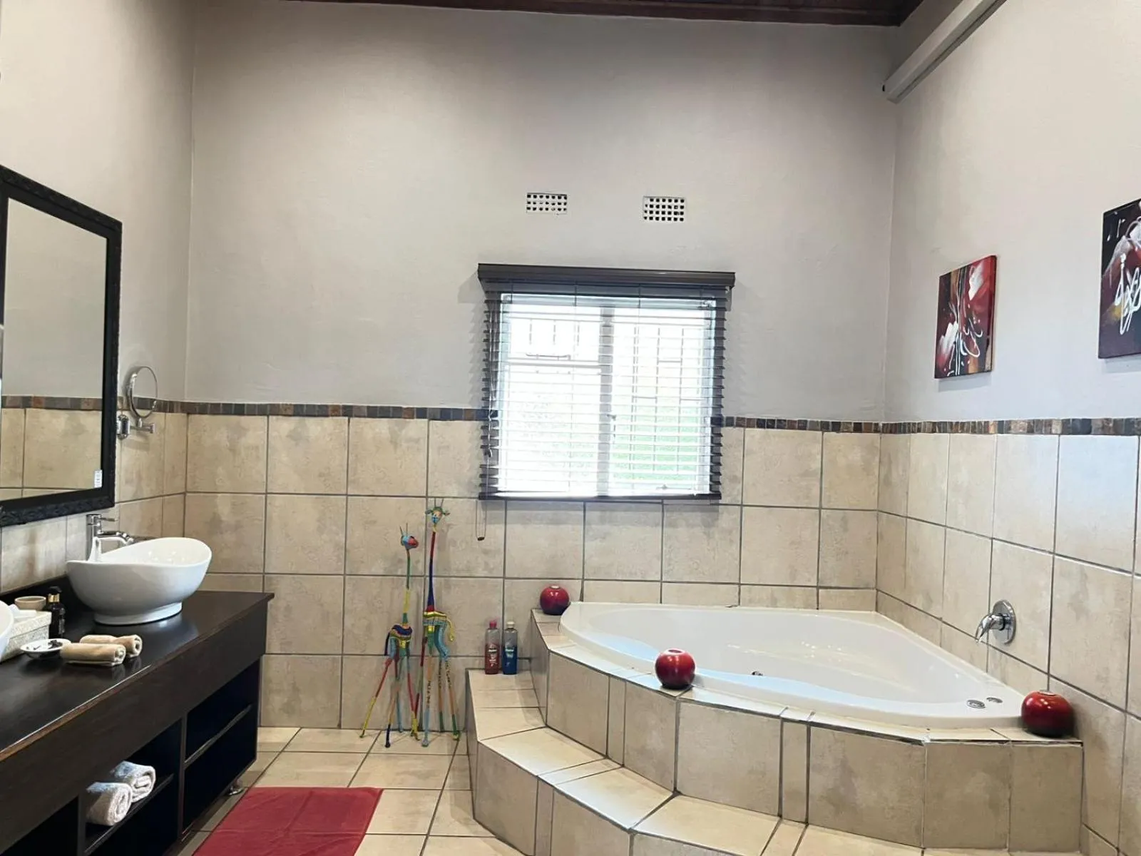 Bath in Abangane Guest Lodge