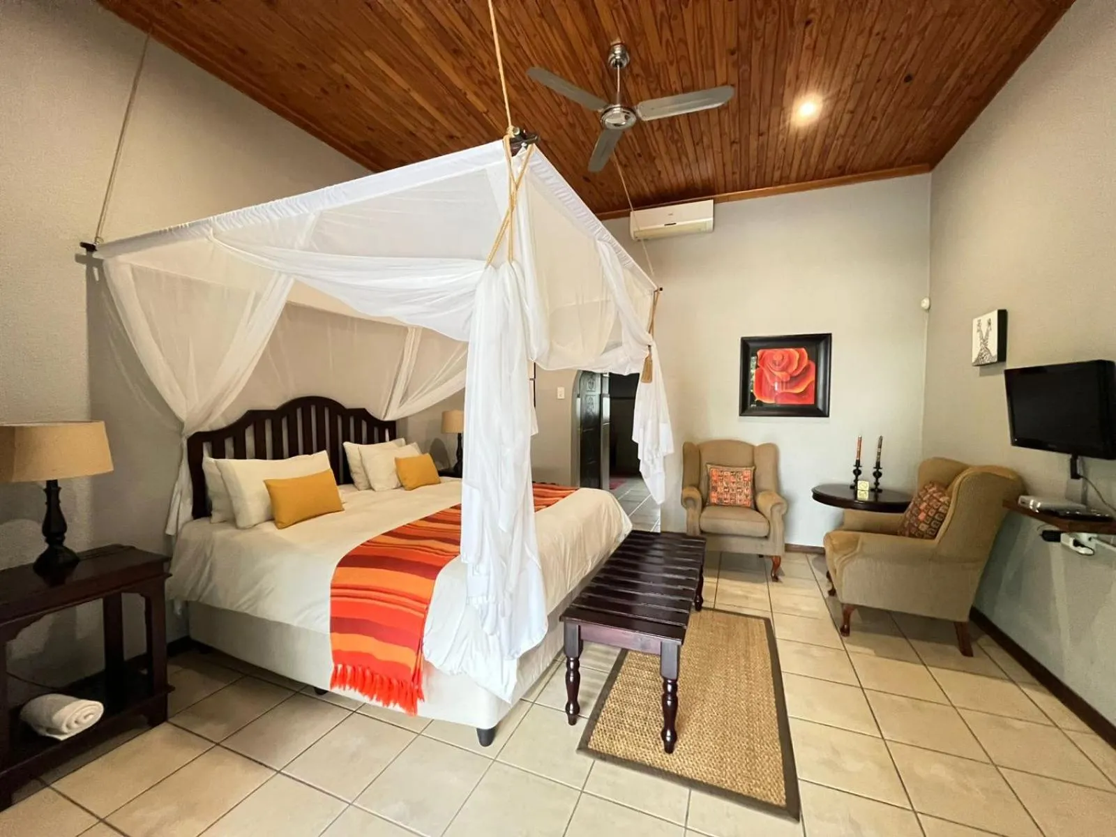 Photo of the whole room, Bed in Abangane Guest Lodge