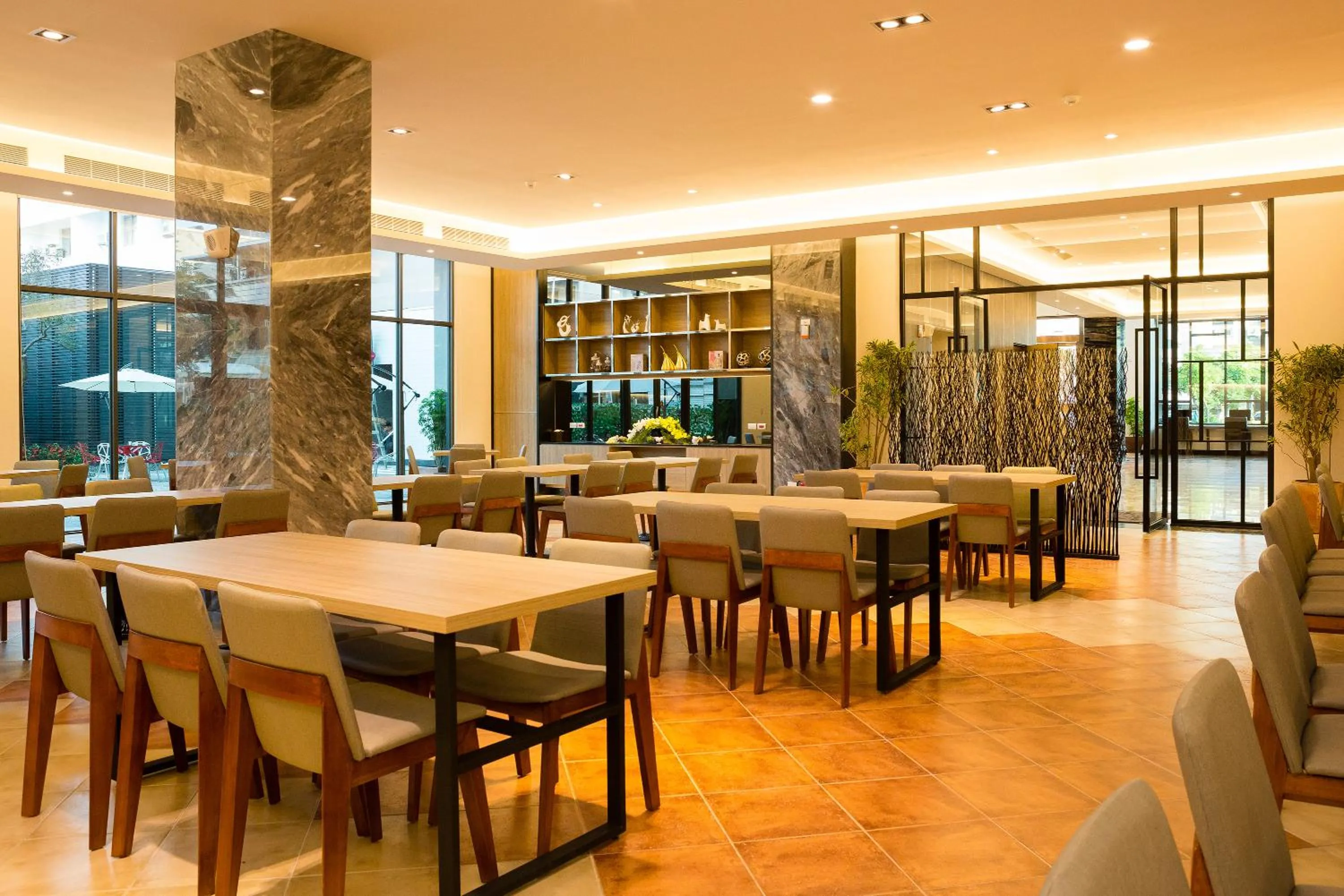 Restaurant/places to eat in V-Hotel