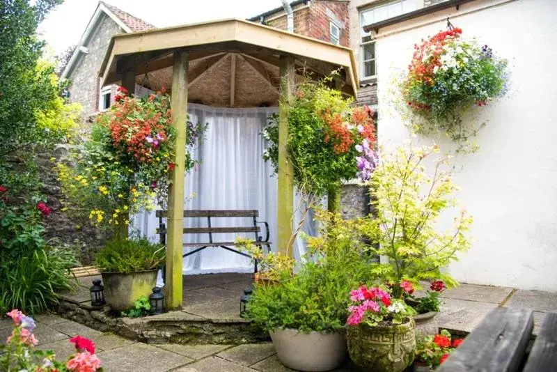 Garden in The Oakhill Inn Garden in The Oakhill Inn