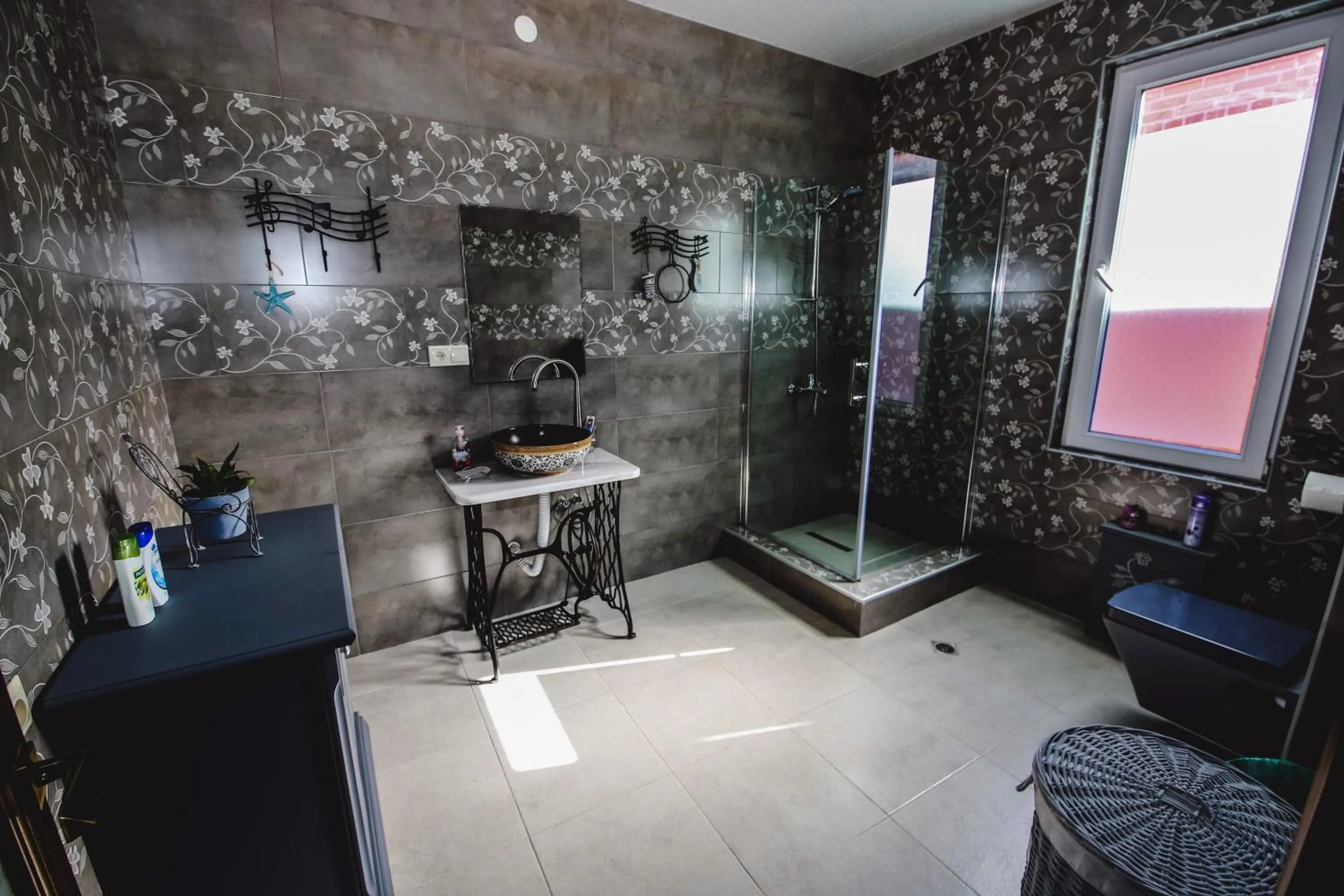 Deluxe Double Room with Shower - single occupancy in Casa de Khasia