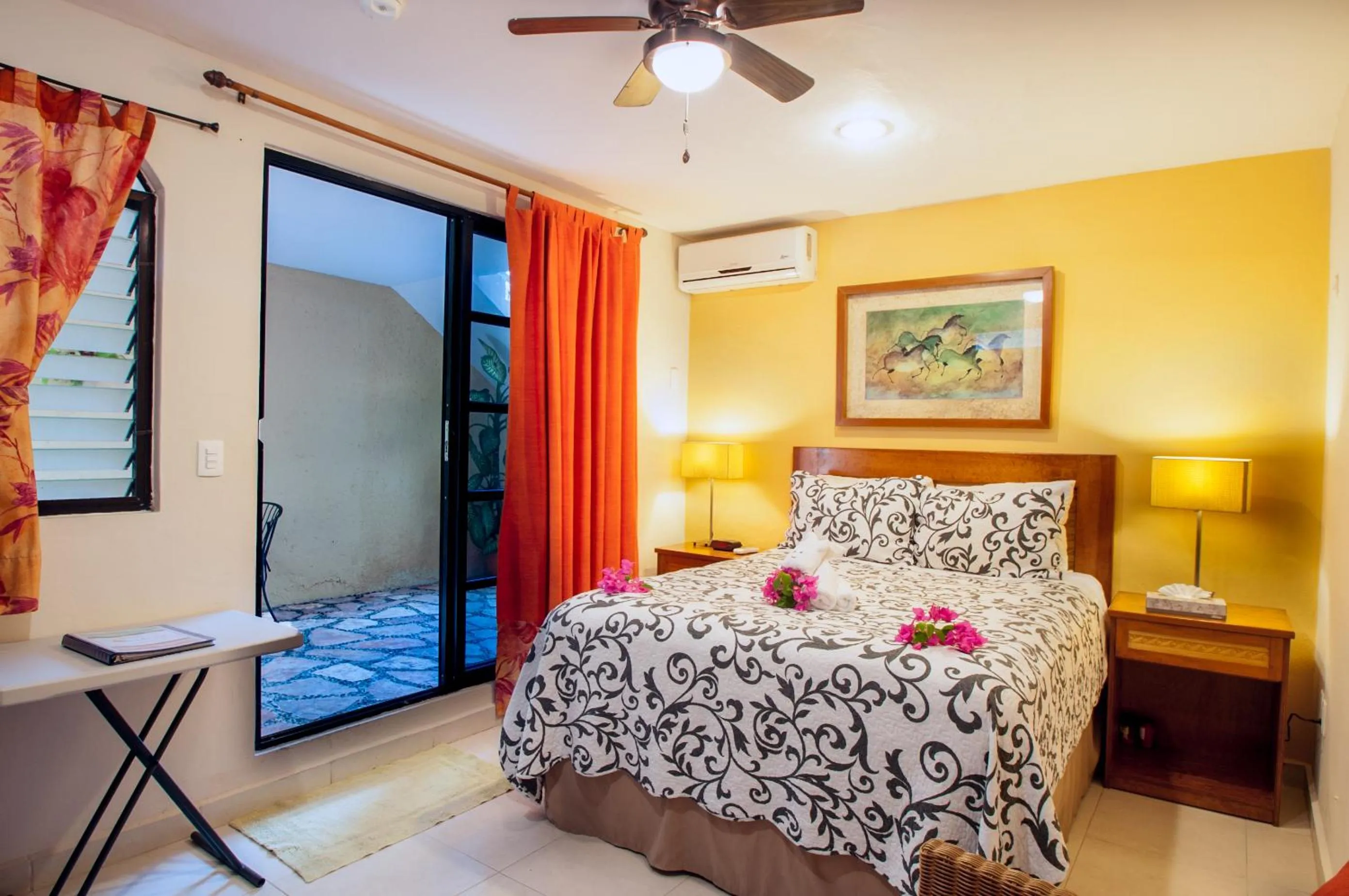 Bedroom, Bed in Abbey Del Sol - Beach-steps condos