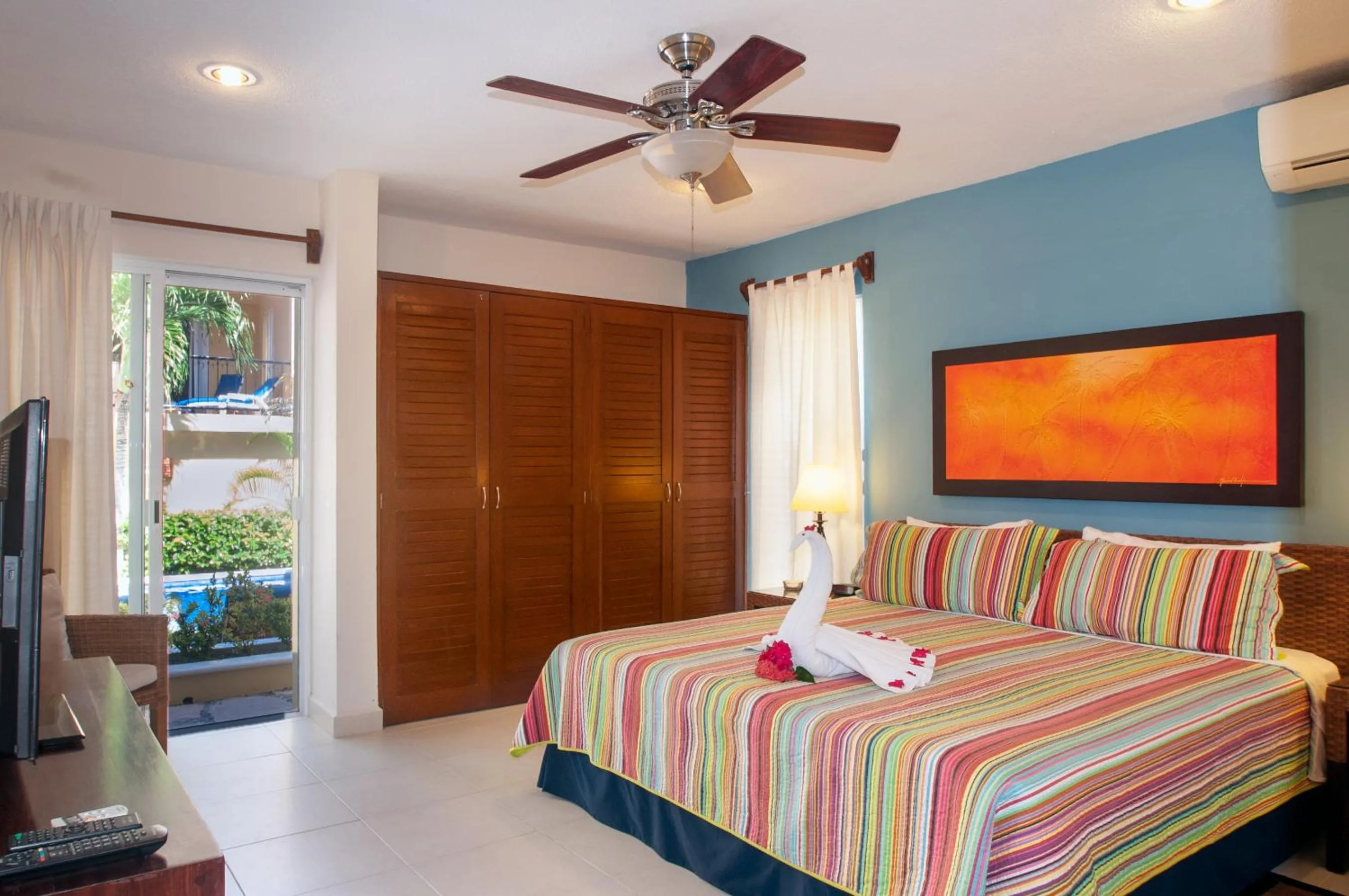Bedroom, Bed in Abbey Del Sol - Beach-steps condos