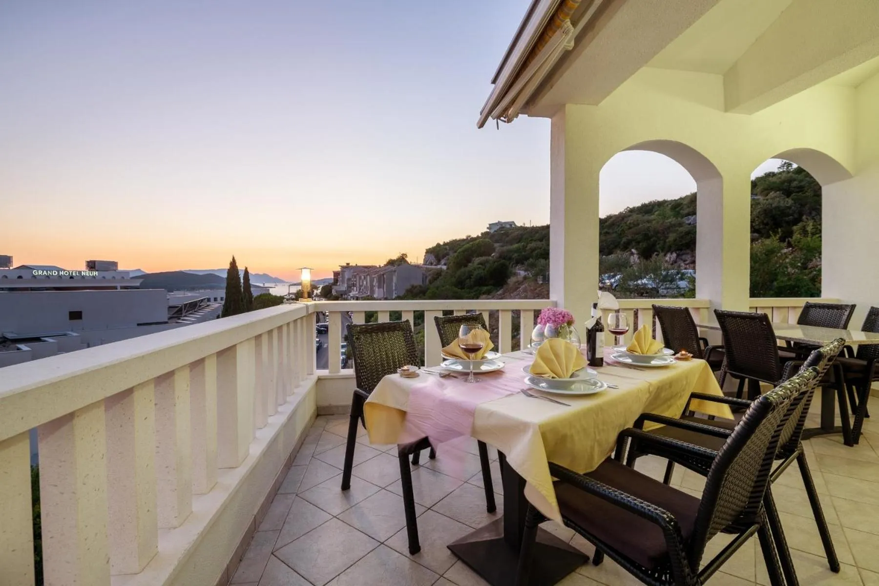 Restaurant/places to eat in Hotel Luna