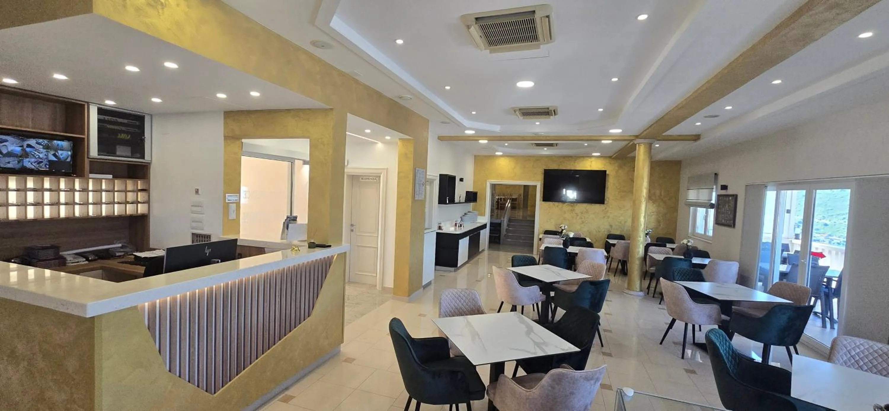 Restaurant/places to eat in Hotel Luna