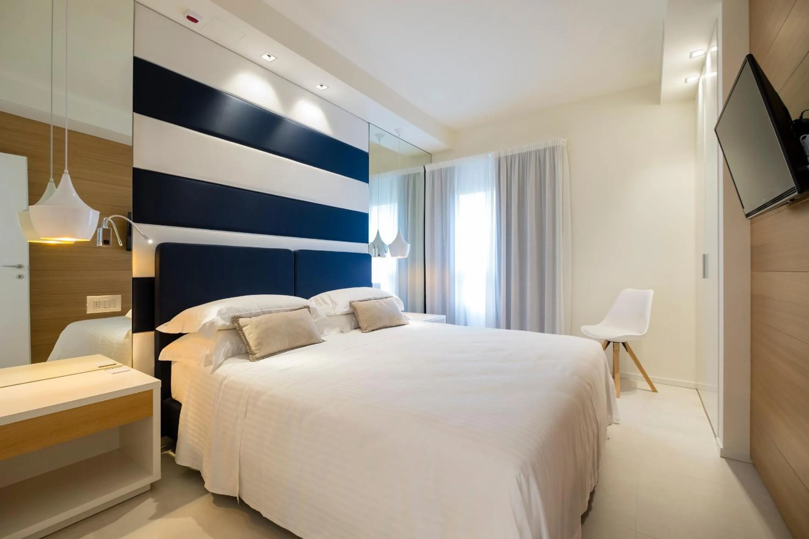 Bedroom, Bed in Metropol Ceccarini Suite - Luxury apartments