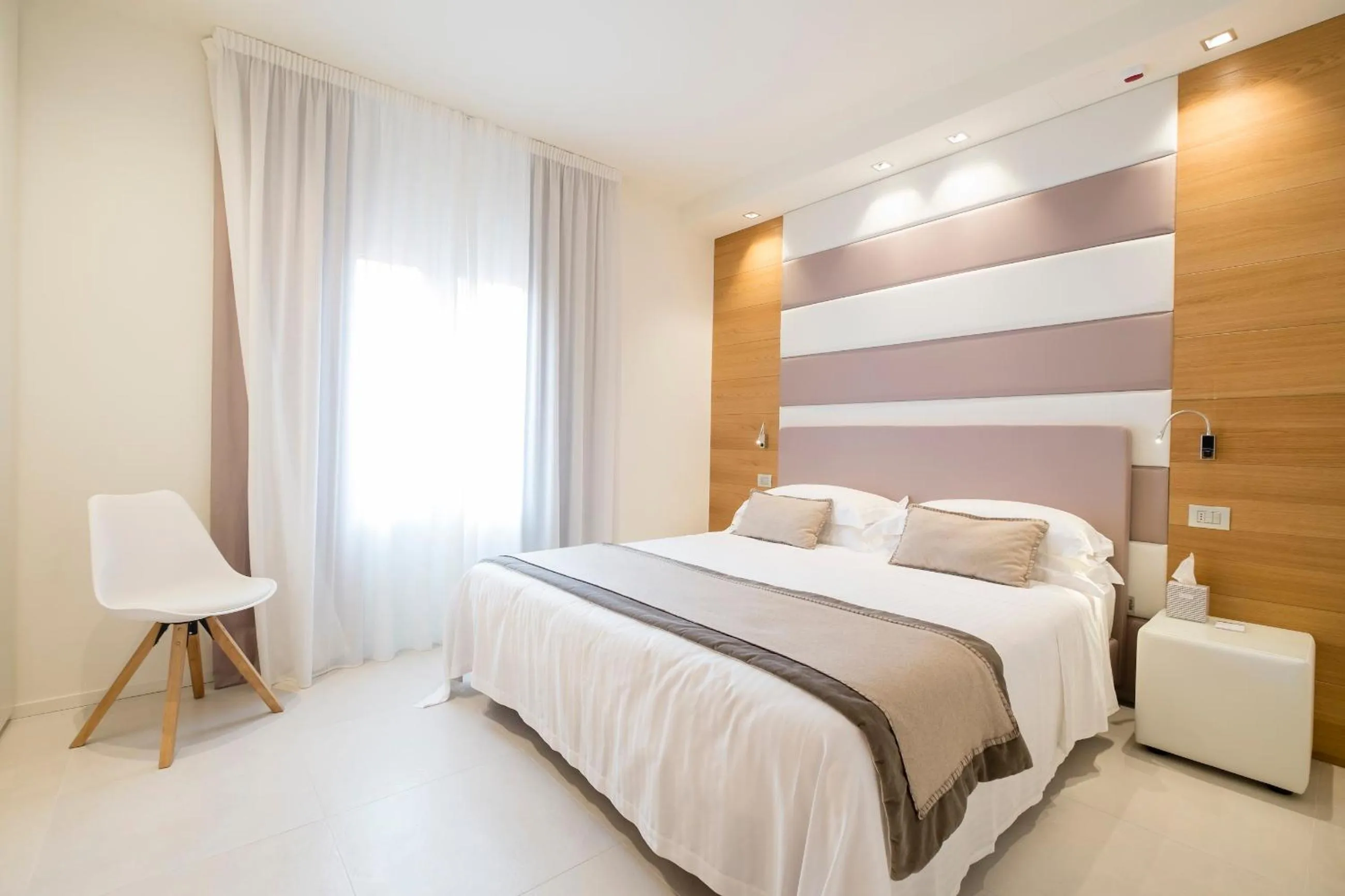 Bedroom, Bed in Metropol Ceccarini Suite - Luxury apartments