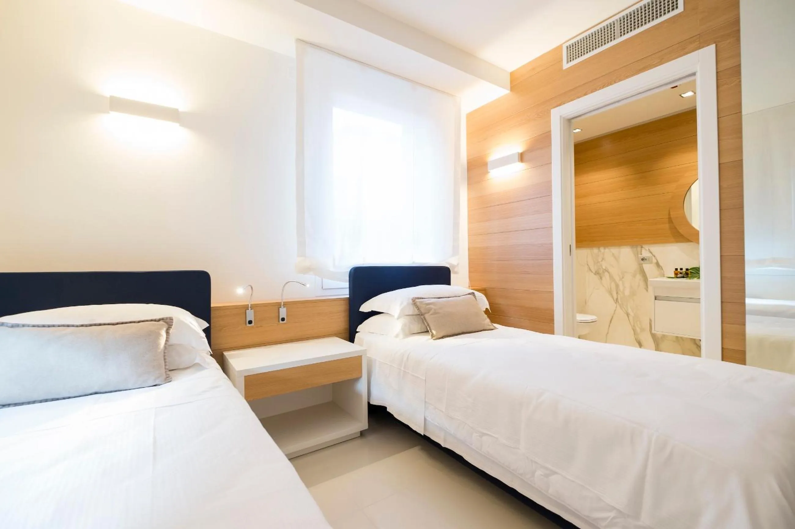 Bedroom, Bed in Metropol Ceccarini Suite - Luxury apartments