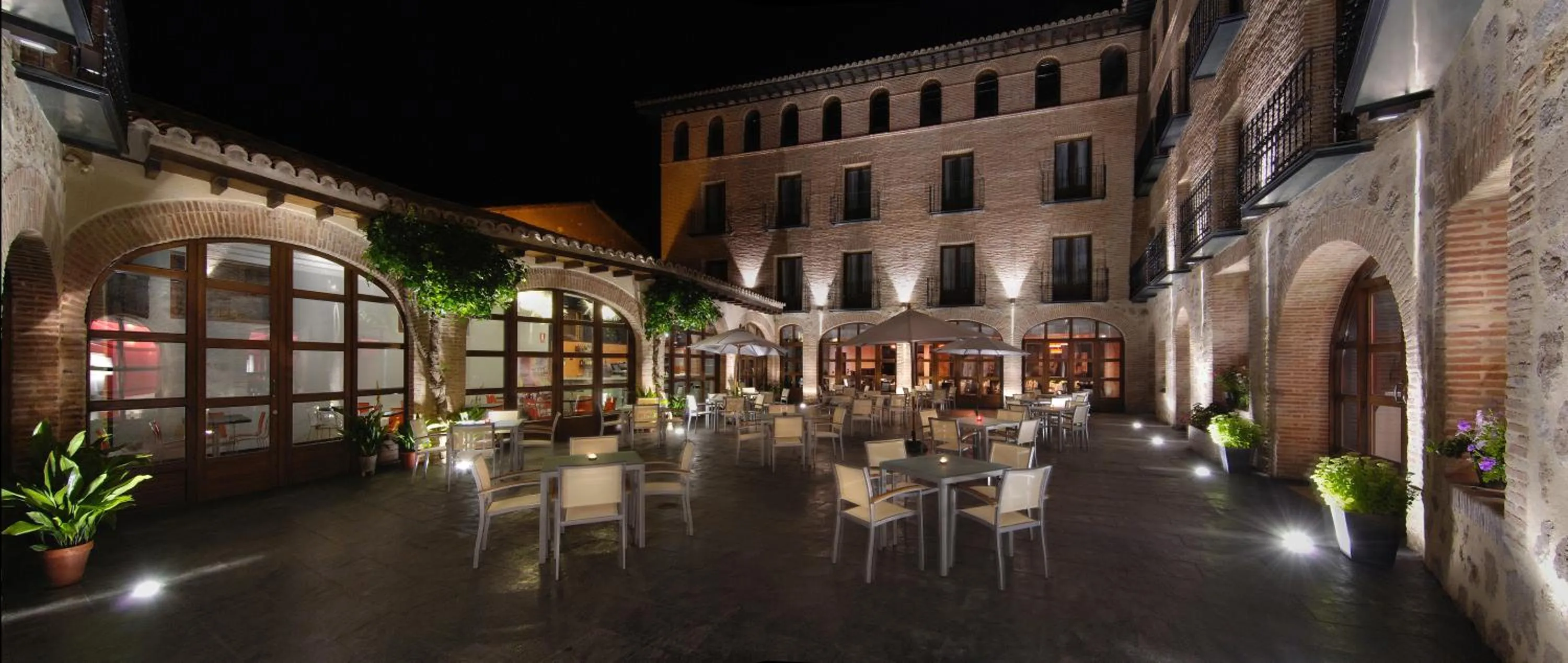 Patio in Hotel Cienbalcones