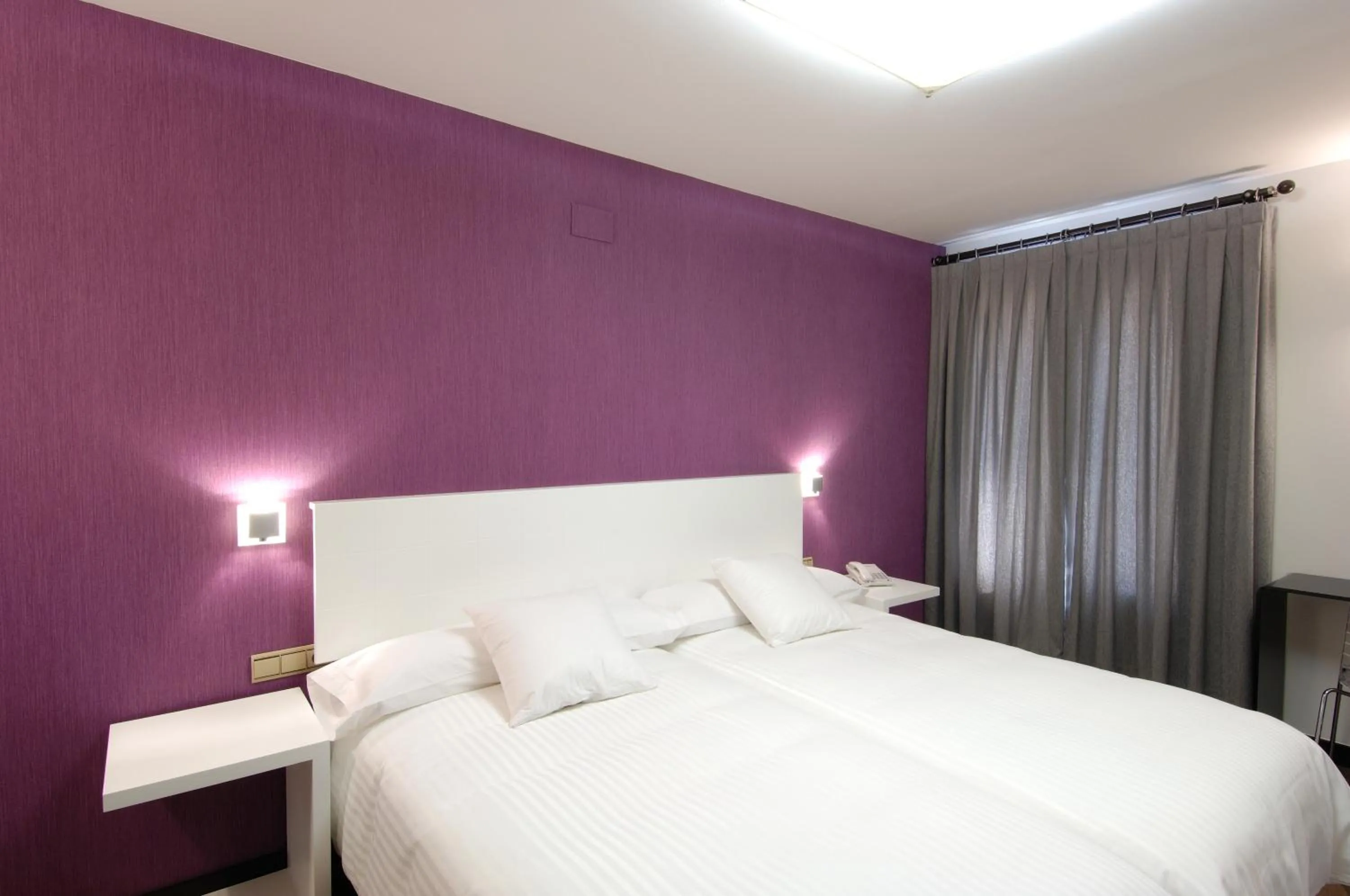 Bed in Hotel Cienbalcones