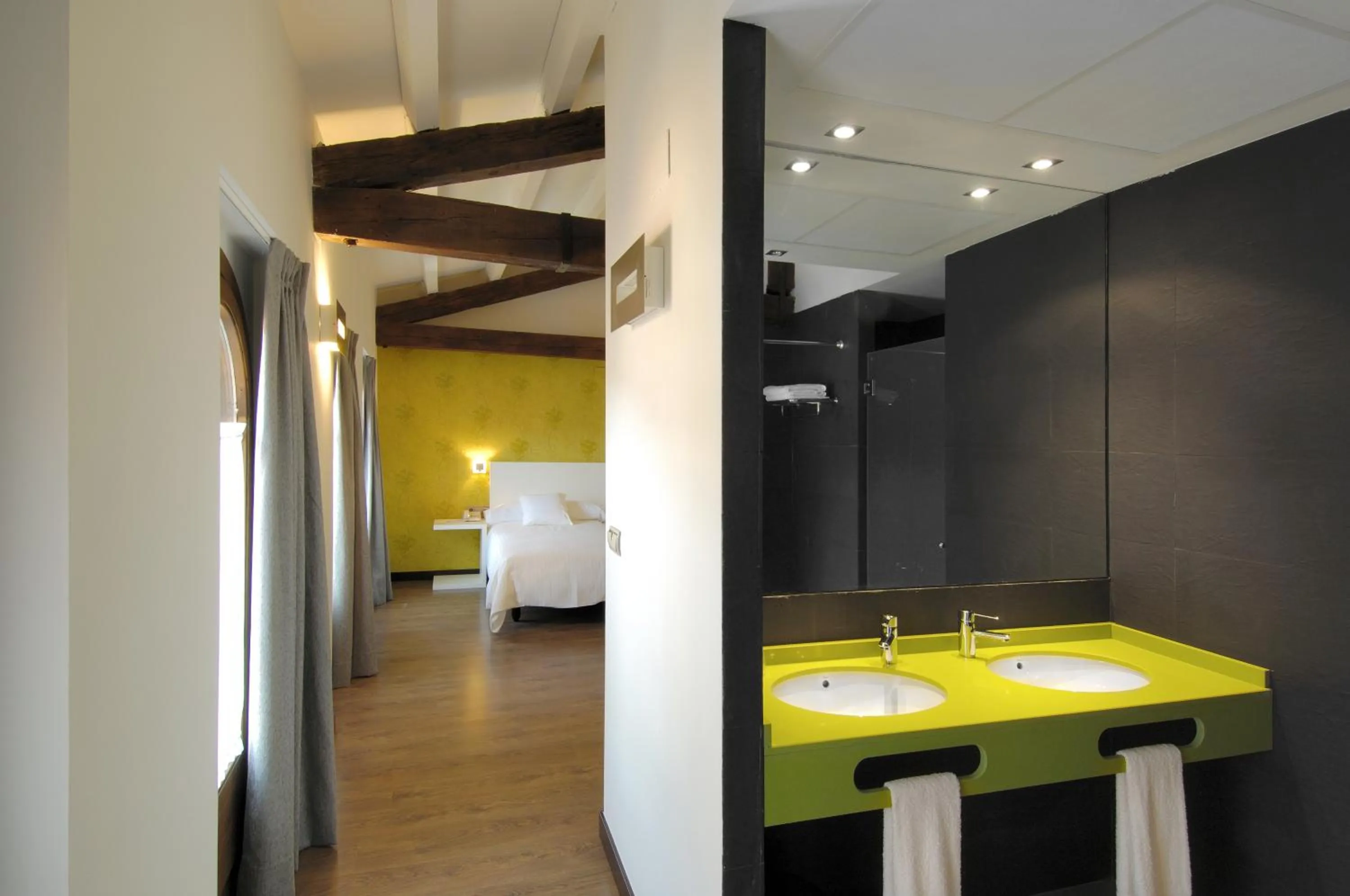 Bathroom in Hotel Cienbalcones