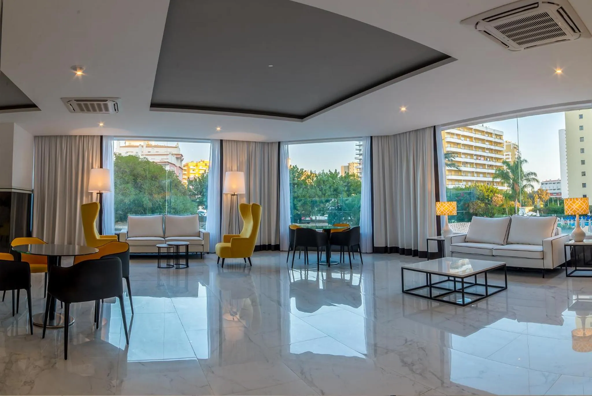 Communal lounge/ TV room in Flor Da Rocha