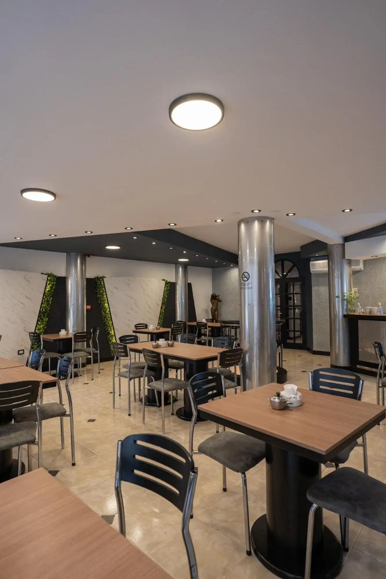 Restaurant/places to eat in Hotel Marilian Restaurant/places to eat in Hotel Marilian