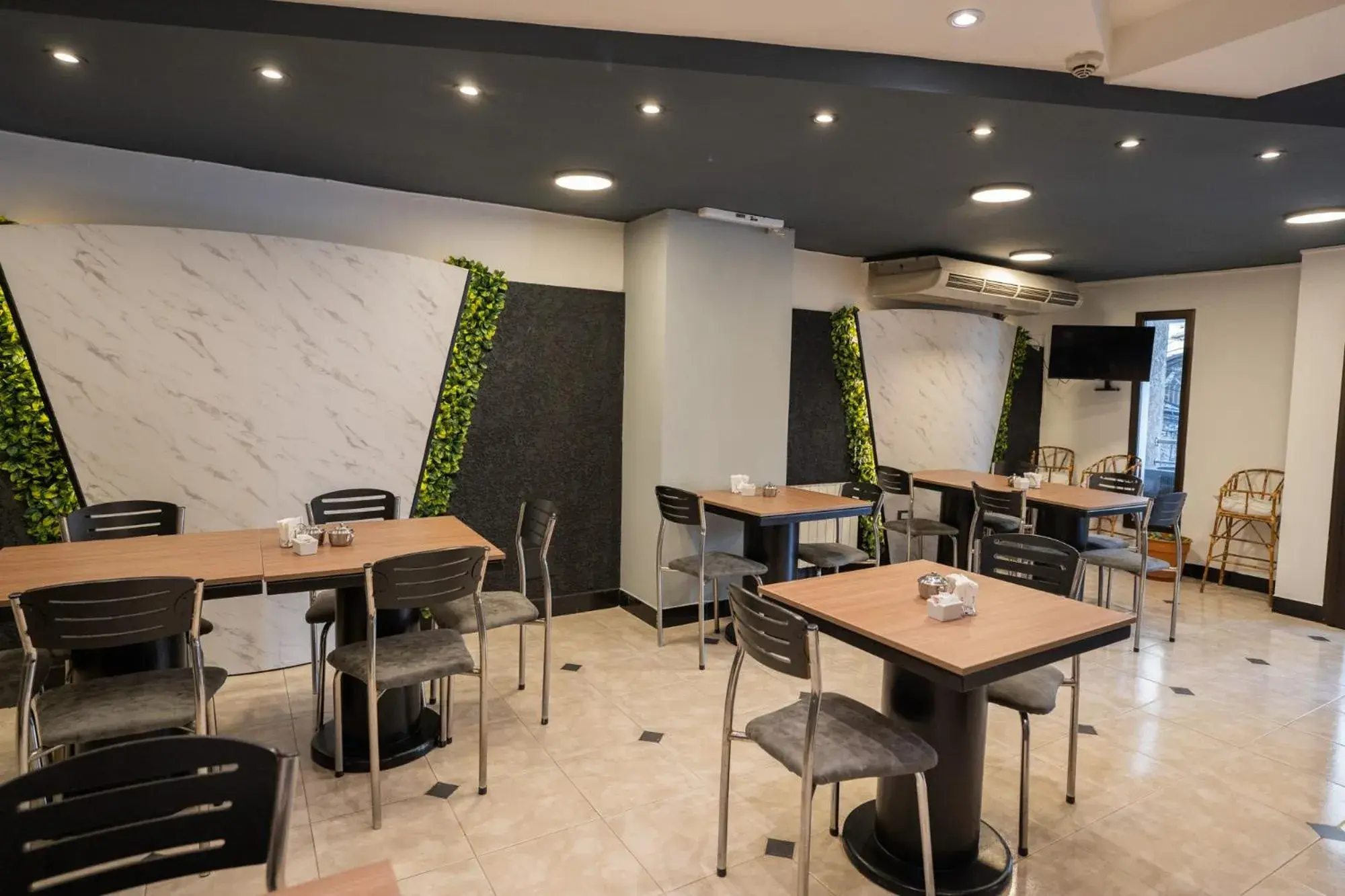 Restaurant/places to eat in Hotel Marilian Restaurant/places to eat in Hotel Marilian