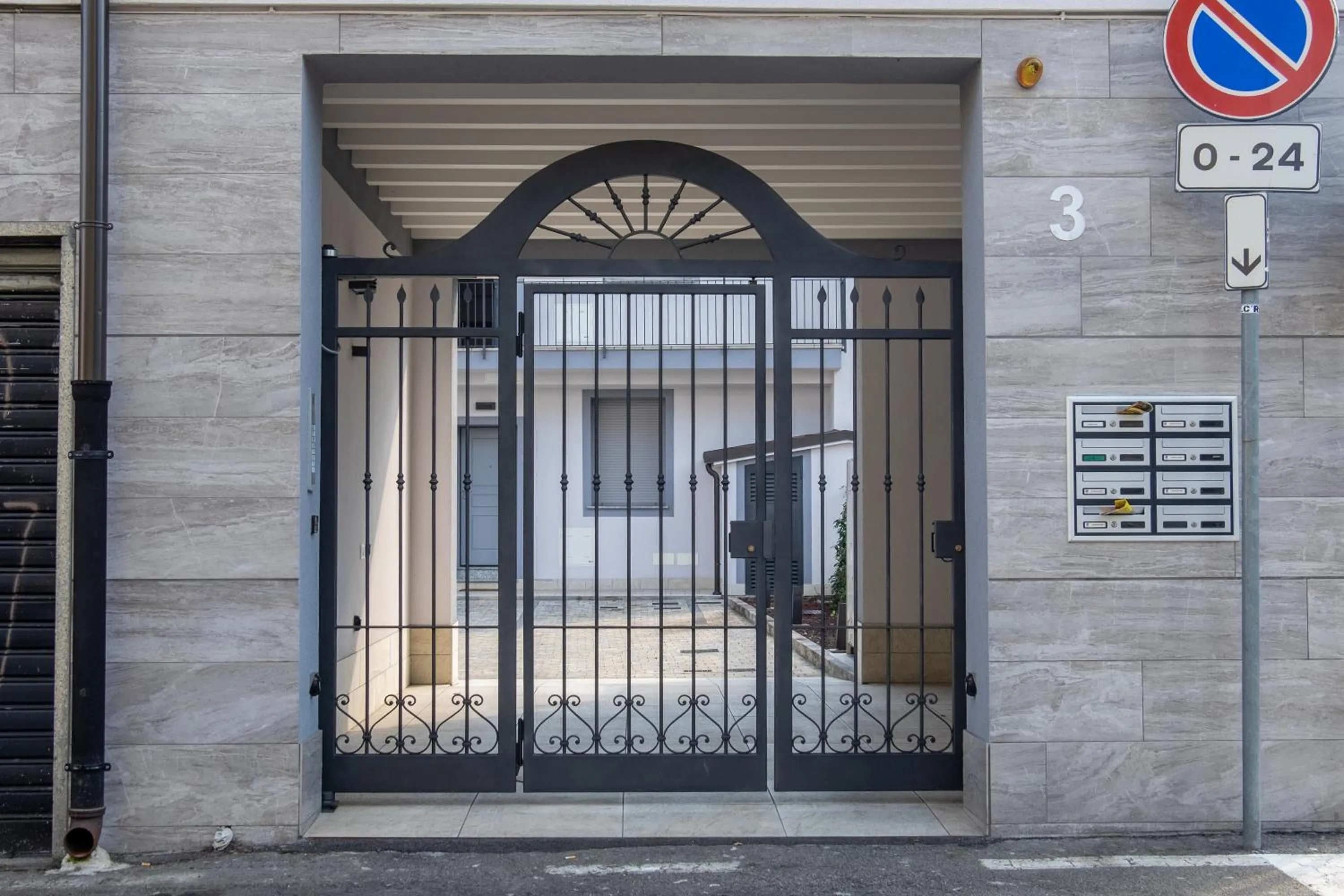 Facade/entrance in Home Hotel