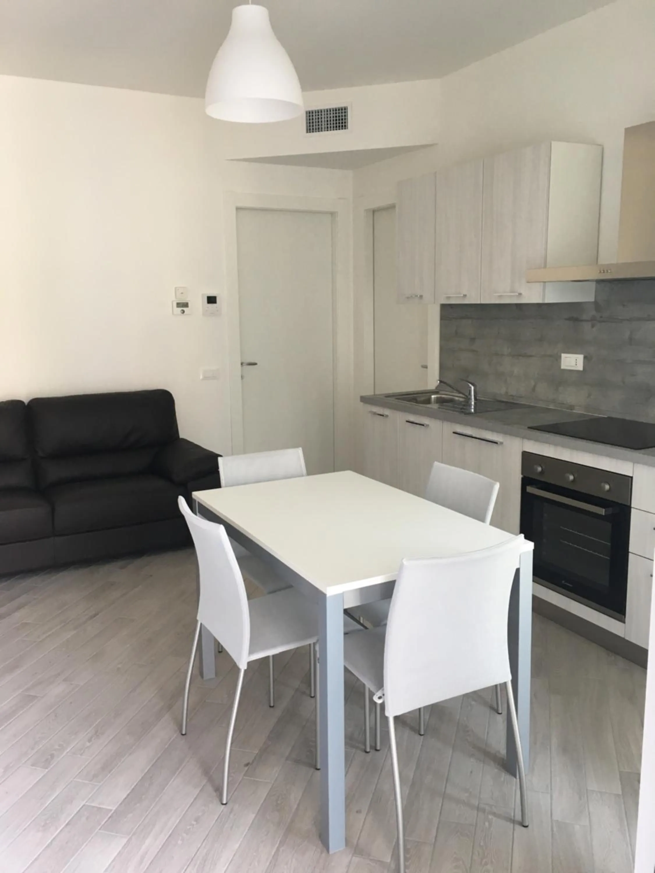 Kitchen or kitchenette in Home Hotel