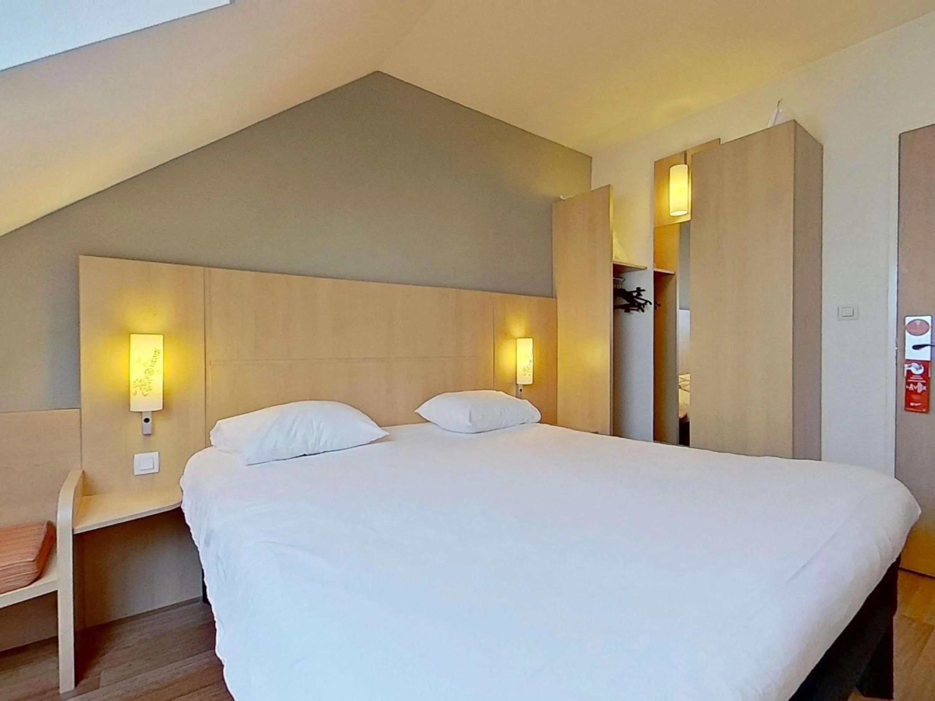 Bedroom, Bed in ibis Vannes