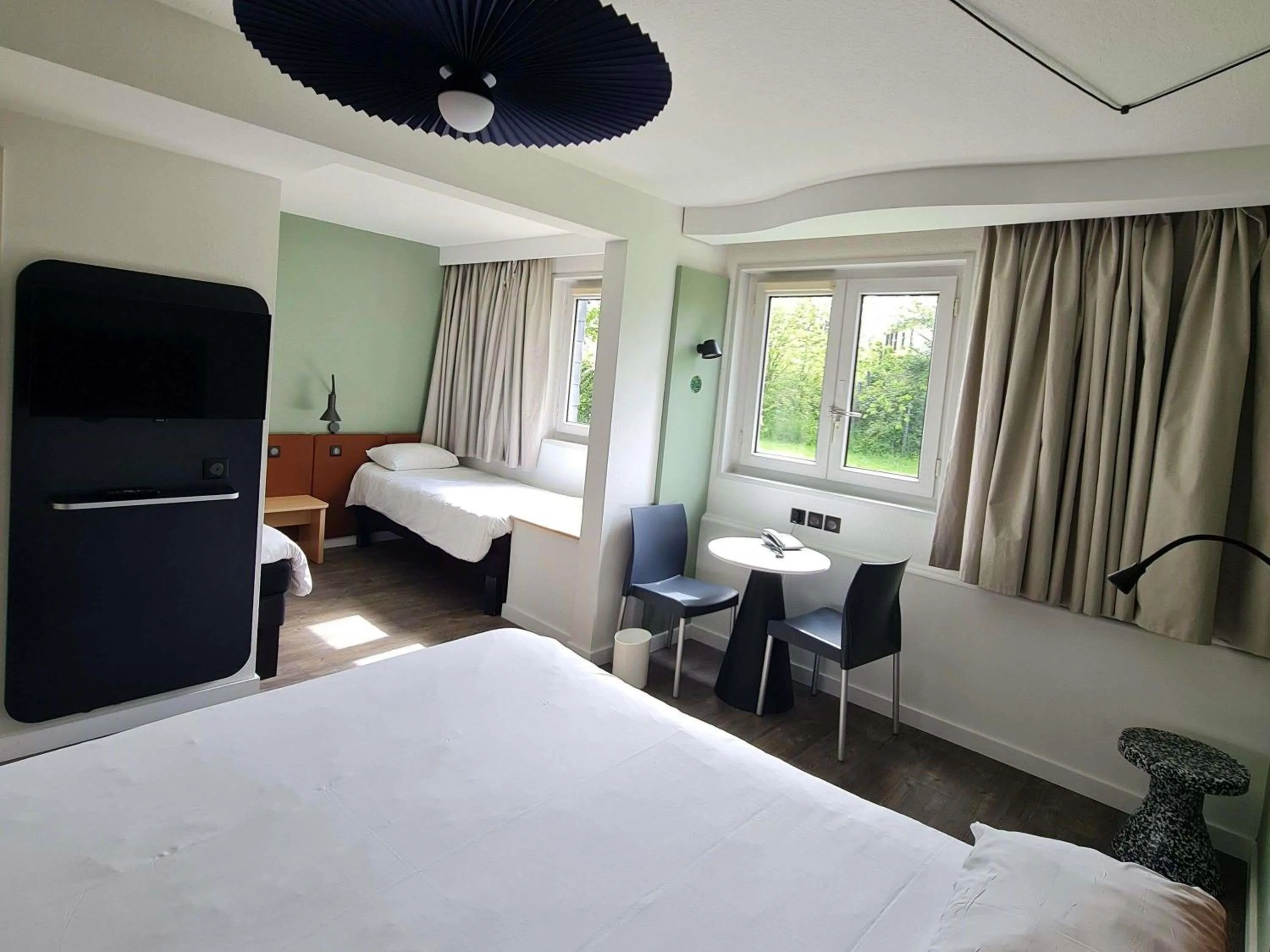 Bedroom, Bed in ibis Vannes