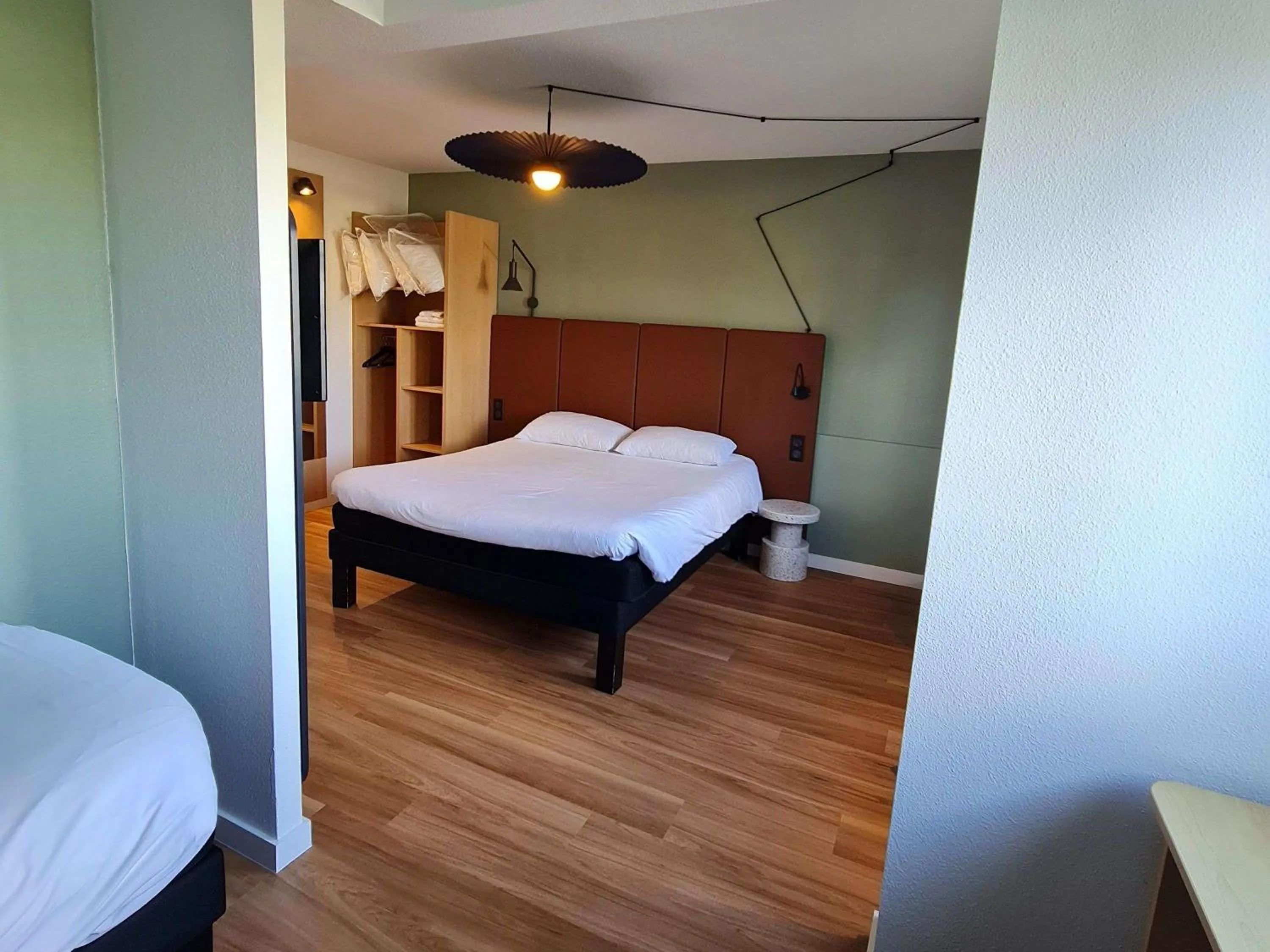 Bedroom, Bed in ibis Vannes