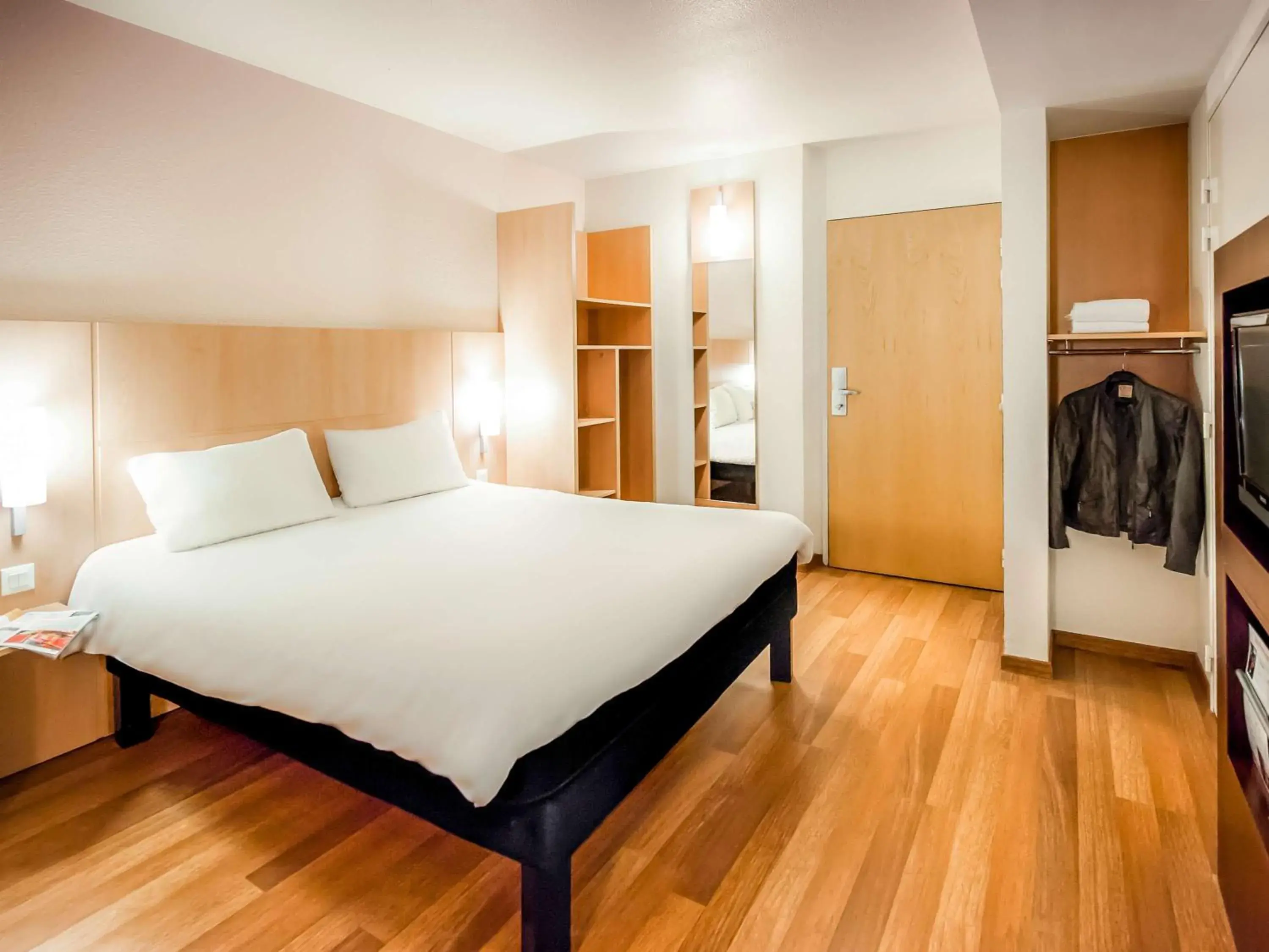 Bedroom, Bed in ibis Vannes Bedroom, Bed in ibis Vannes