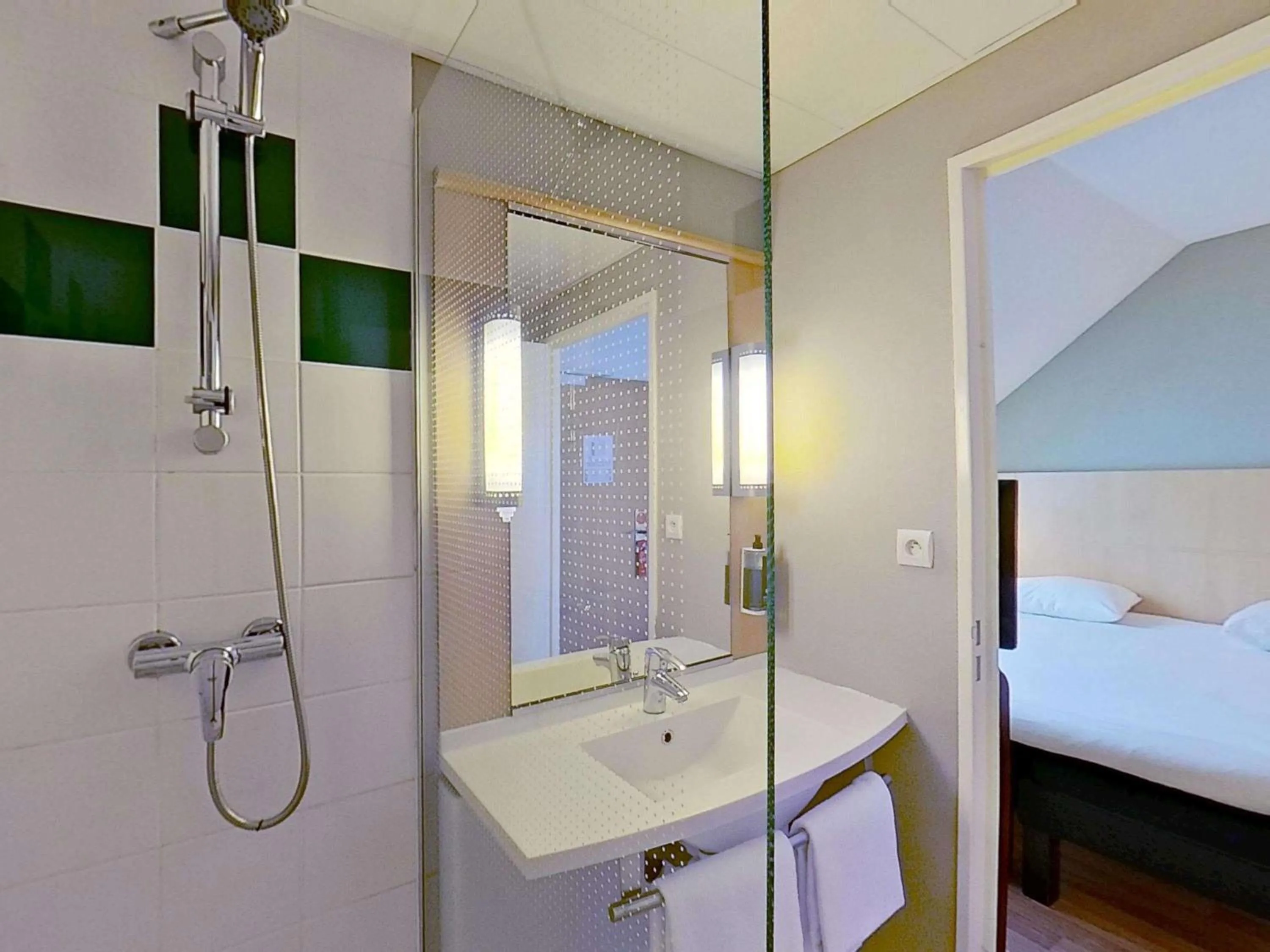 Bedroom, Bed in ibis Vannes