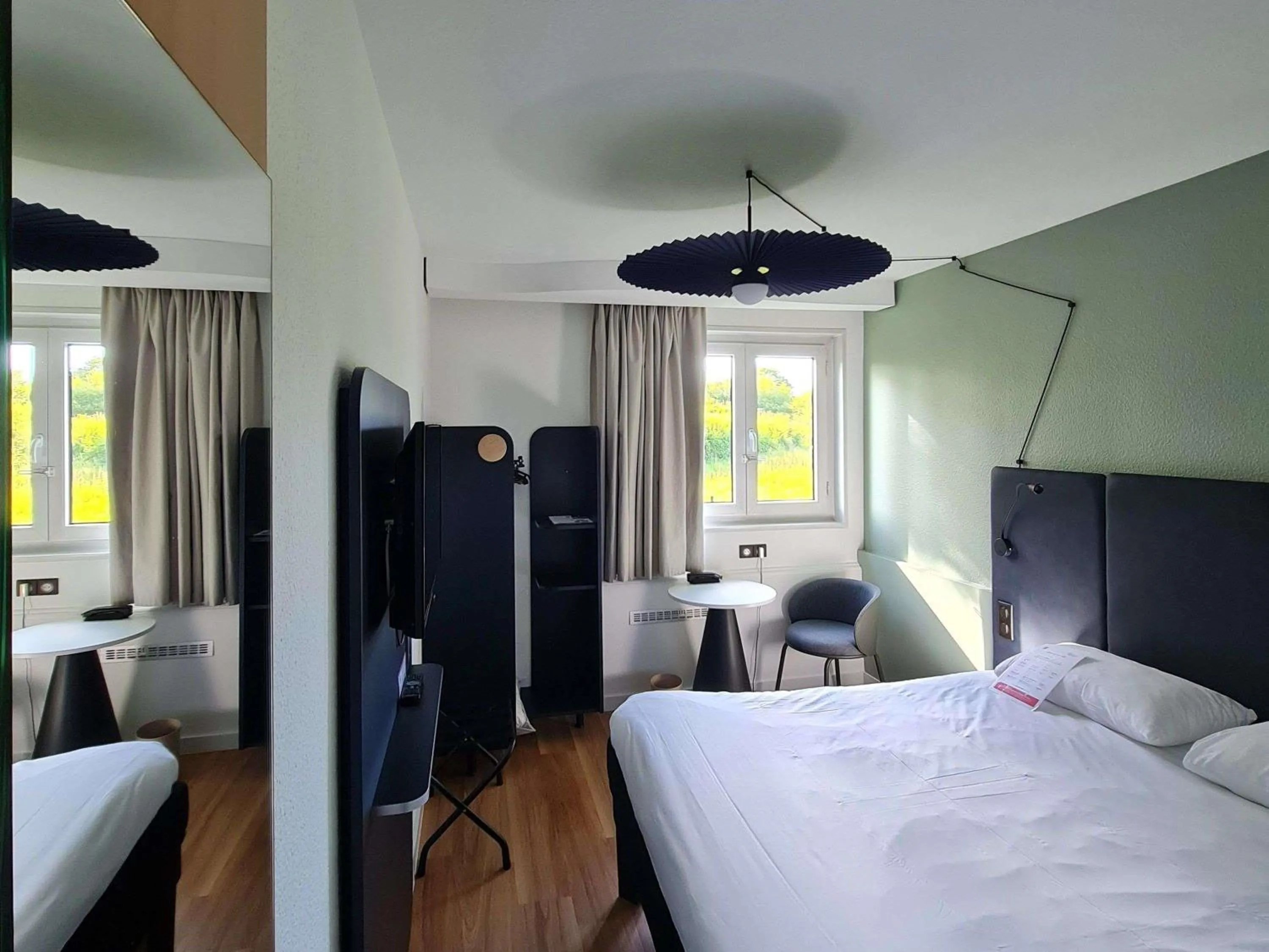Bedroom, Bed in ibis Vannes