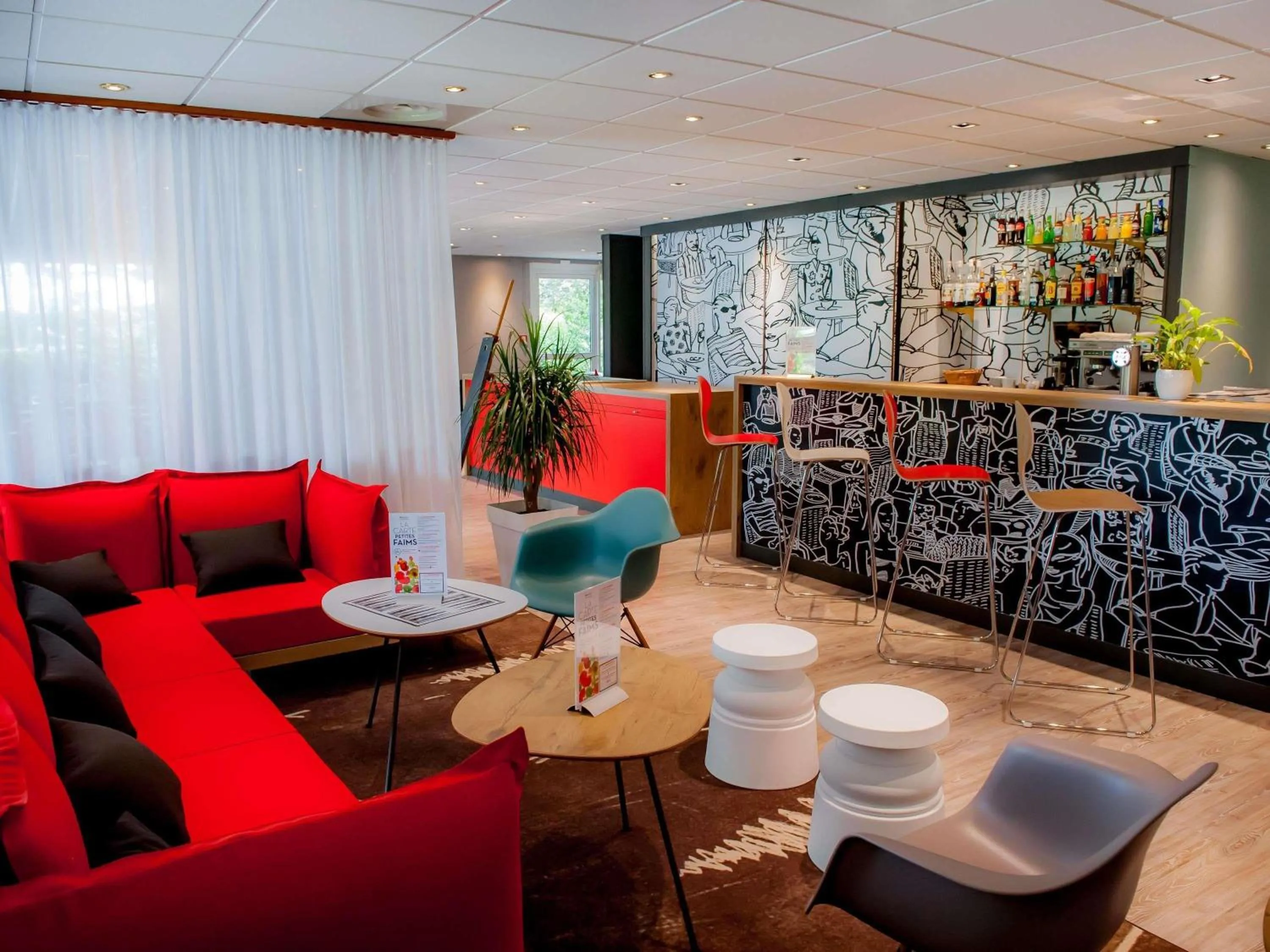 Lounge or bar in ibis Vannes
