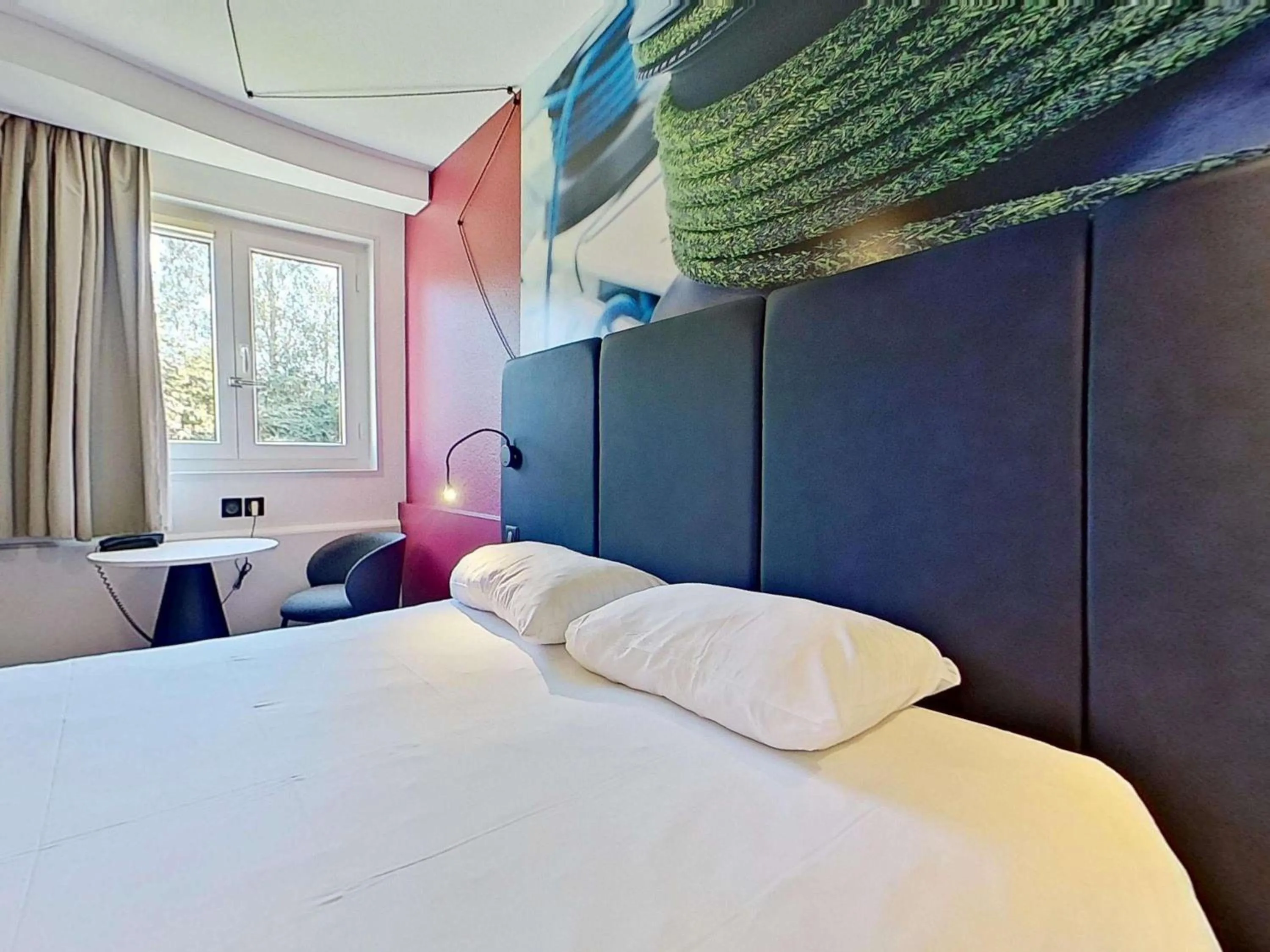 Bedroom, Bed in ibis Vannes