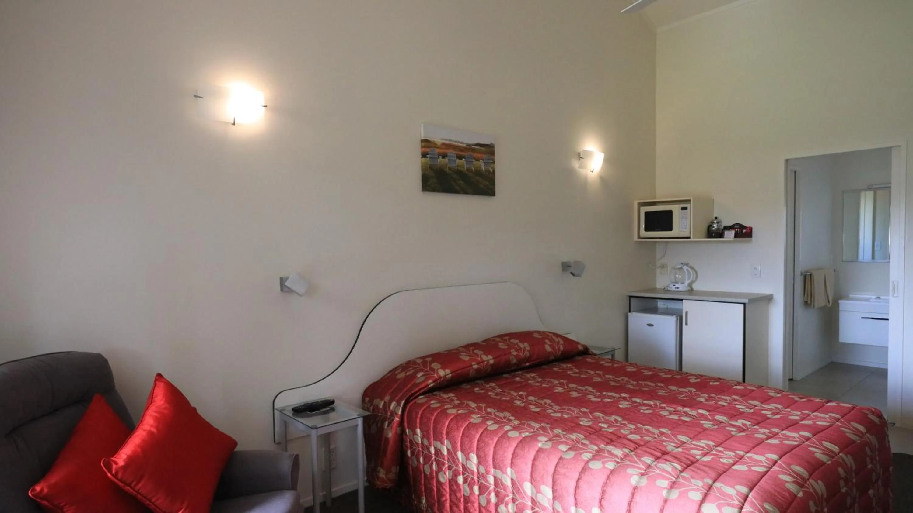 Bed in Bk's Counties Motor Lodge