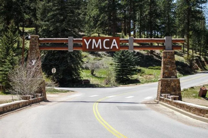 Facade/entrance in YMCA of the Rockies